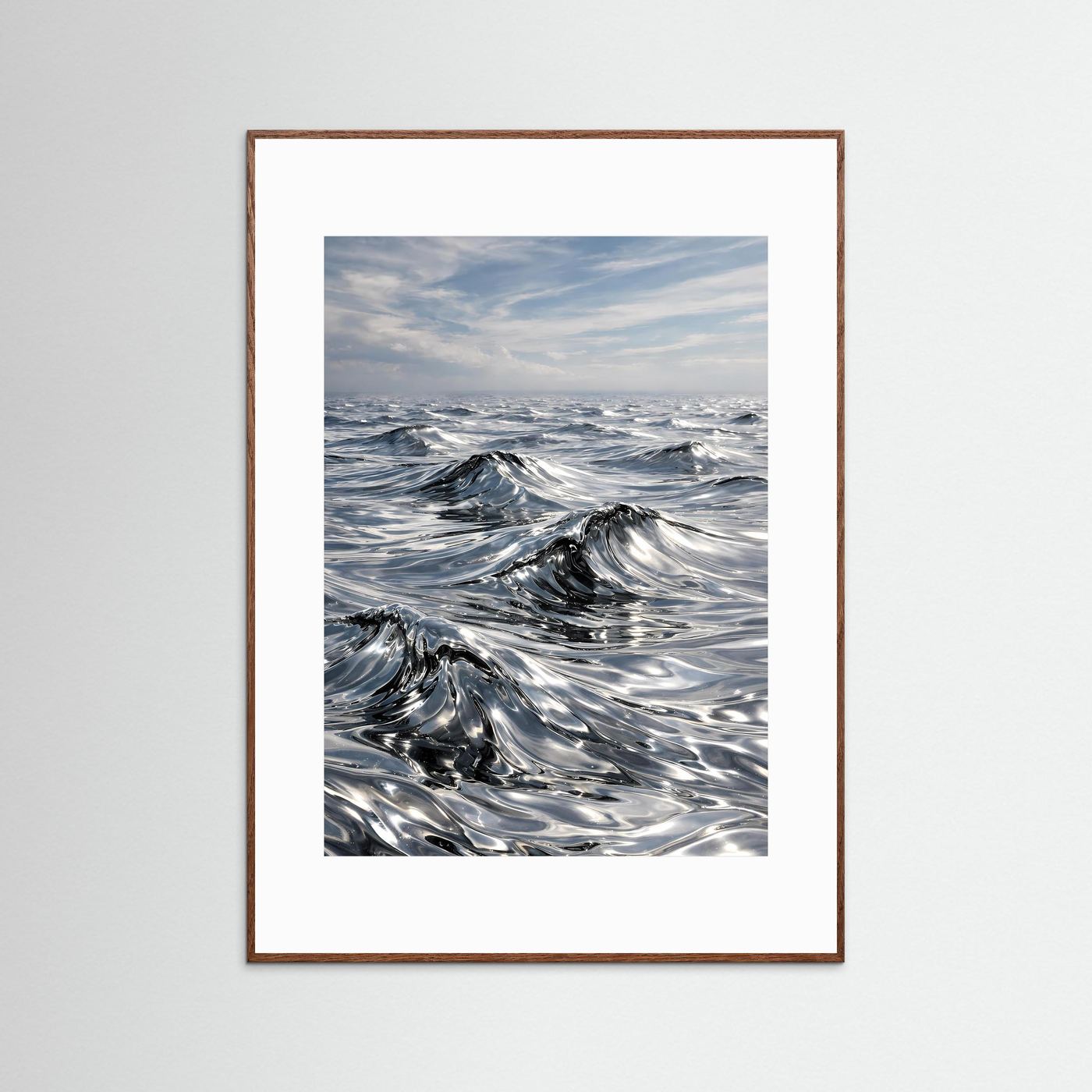 Ozean-Poster mit silbernen Wasserwellen im Hochformat, braun gerahmt