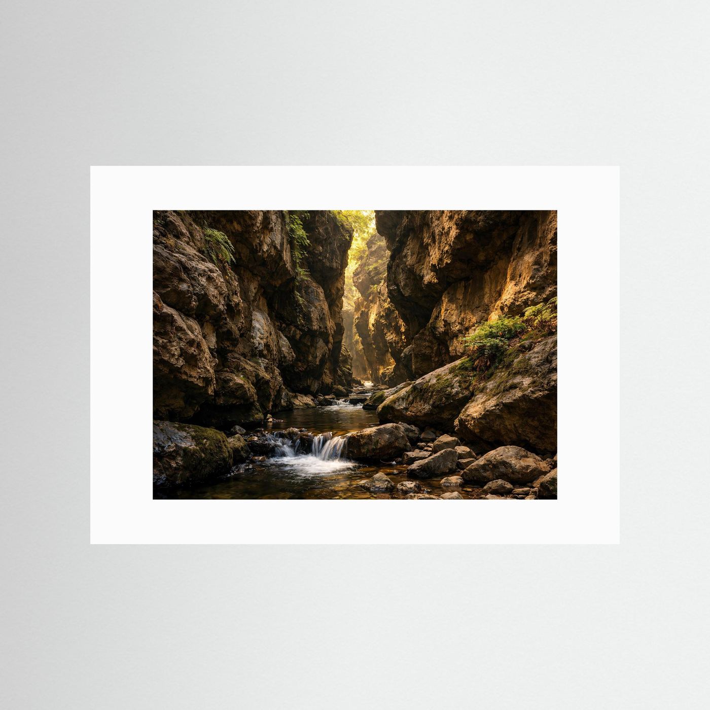 Panorama-Poster einer Schlucht mit Fluss, ohne Rahmen, mit weißem Passepartout