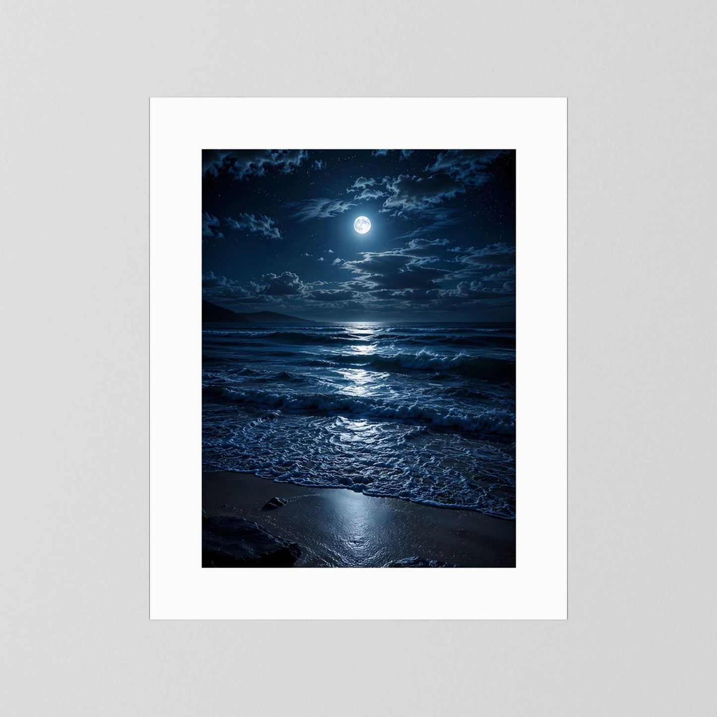 Hochkant-Poster Mondschein über dunklem Strand, weißer Rand um das Bild
