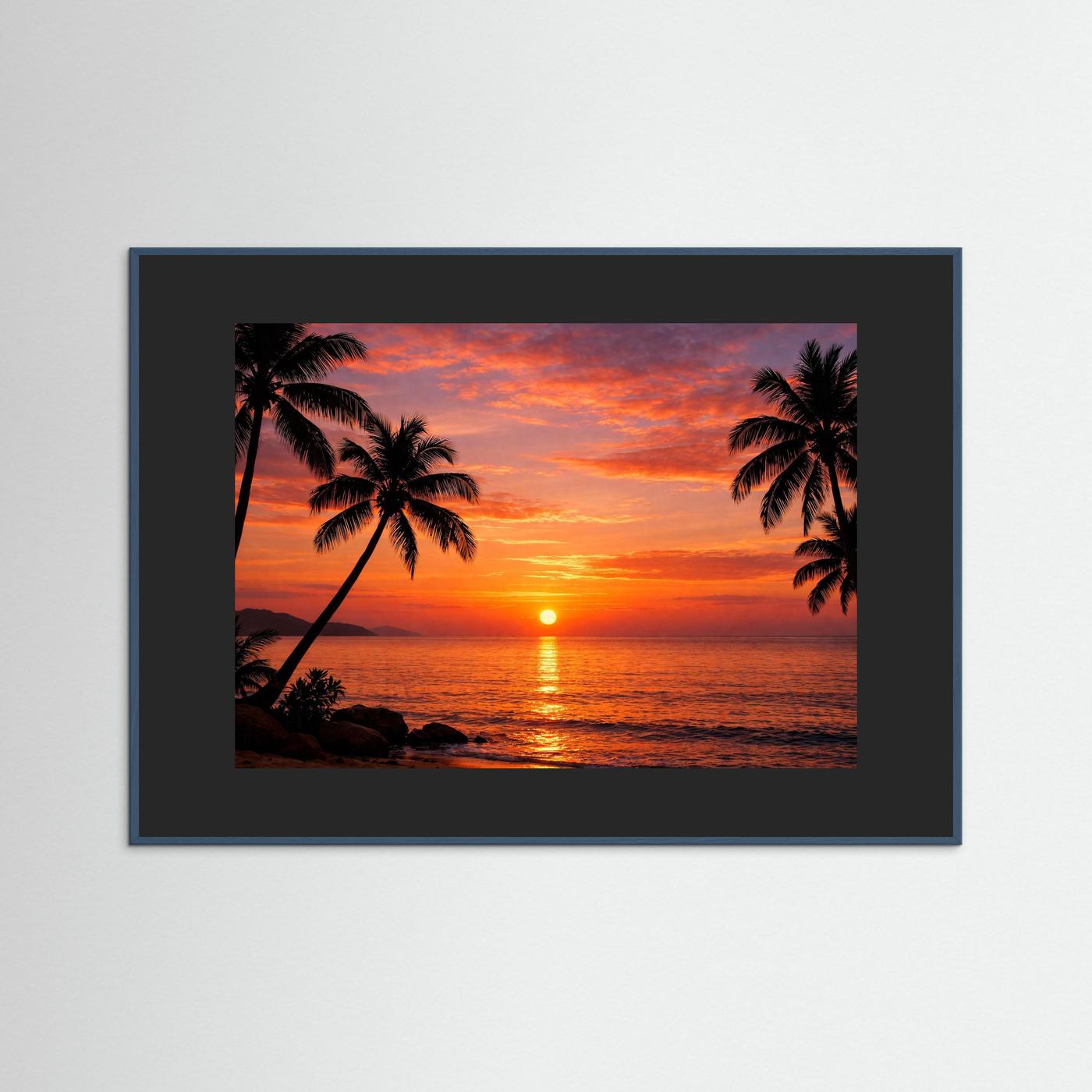 Wandbild mit dunkelgrauem Rahmen und schwarzem Innenrand, Palmen-Silhouetten beim Sonnenuntergang