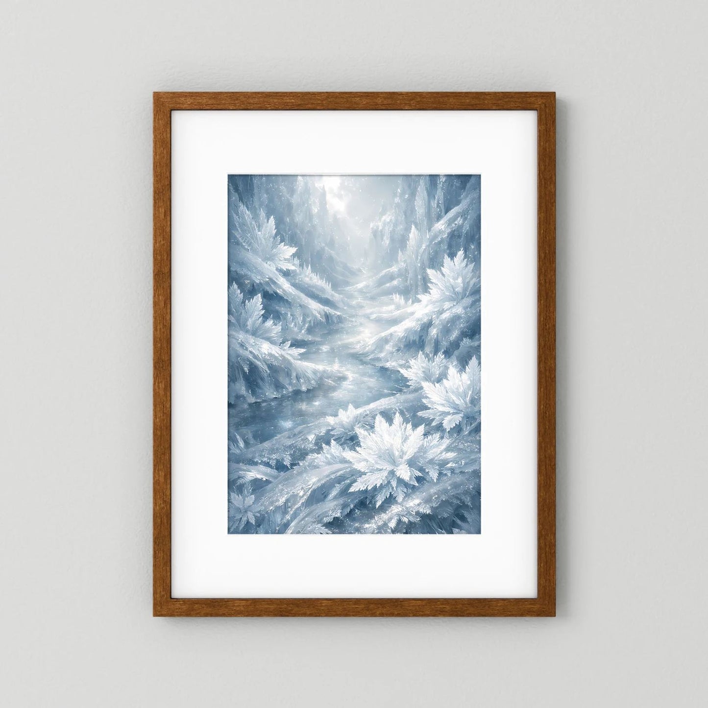 Winterlandschafts-Poster mit eisblauen Eiskristallen im Schnee, brauner Holzrahmen und weißer Rand