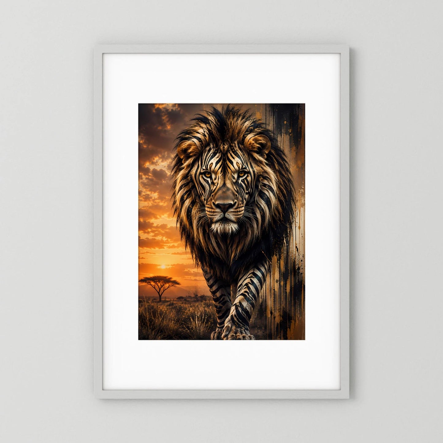 Löwen-Poster im Hochformat mit Zebramuster, im Rahmen, darunter Savanne bei Sonnenuntergang.