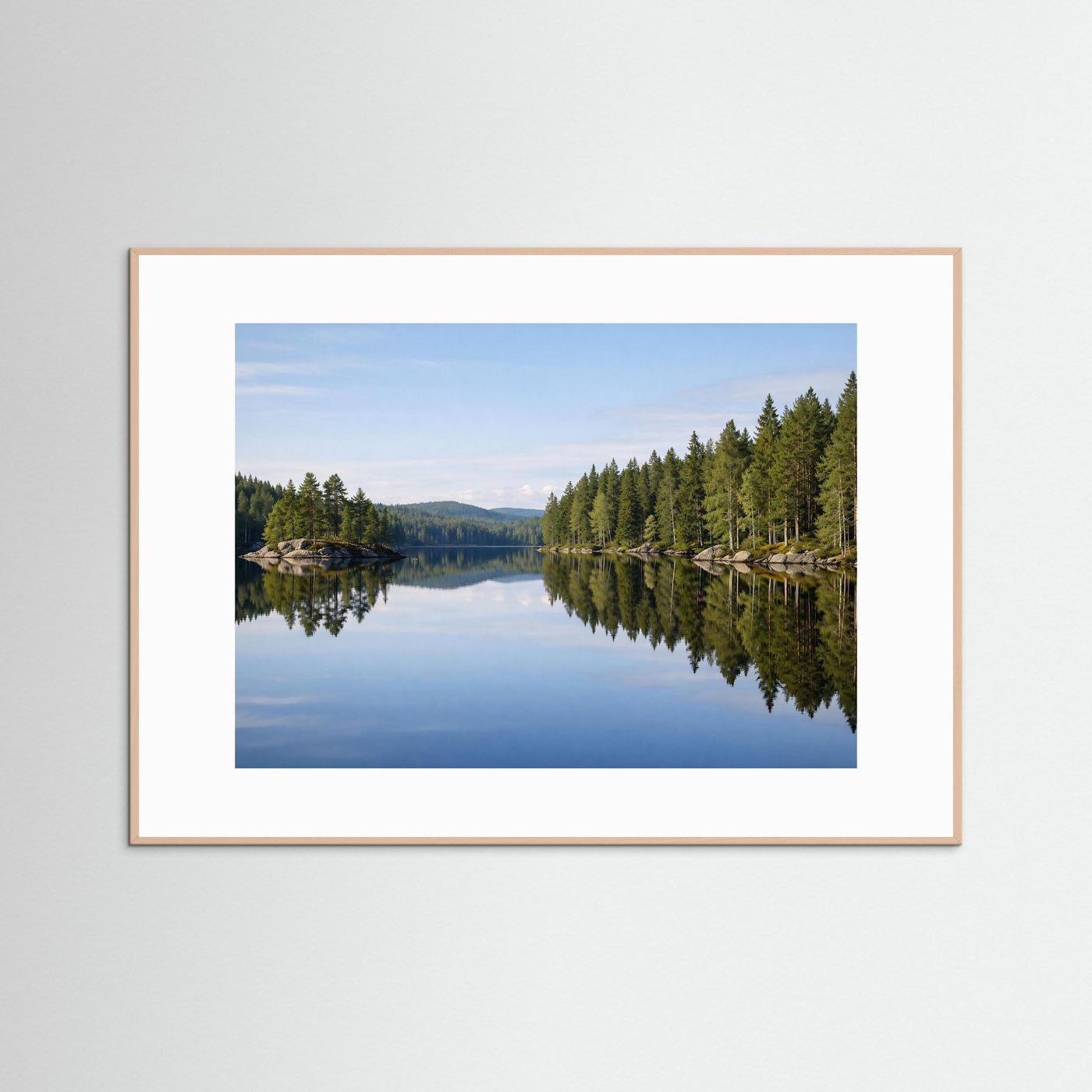 Querformat-Poster mit Waldsee und Baumspiegelung im Wasser, im hellen Holzrahmen