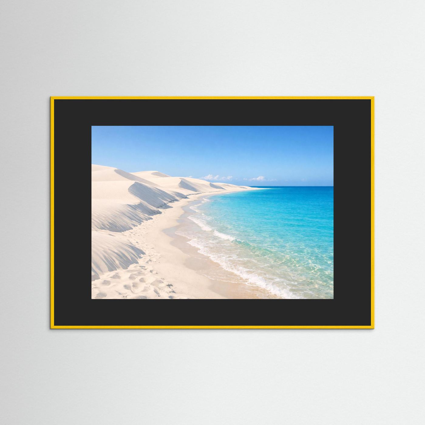 Küsten-Wandbild mit weißen Sanddünen und türkisblauem Meer, schwarzer Rahmen