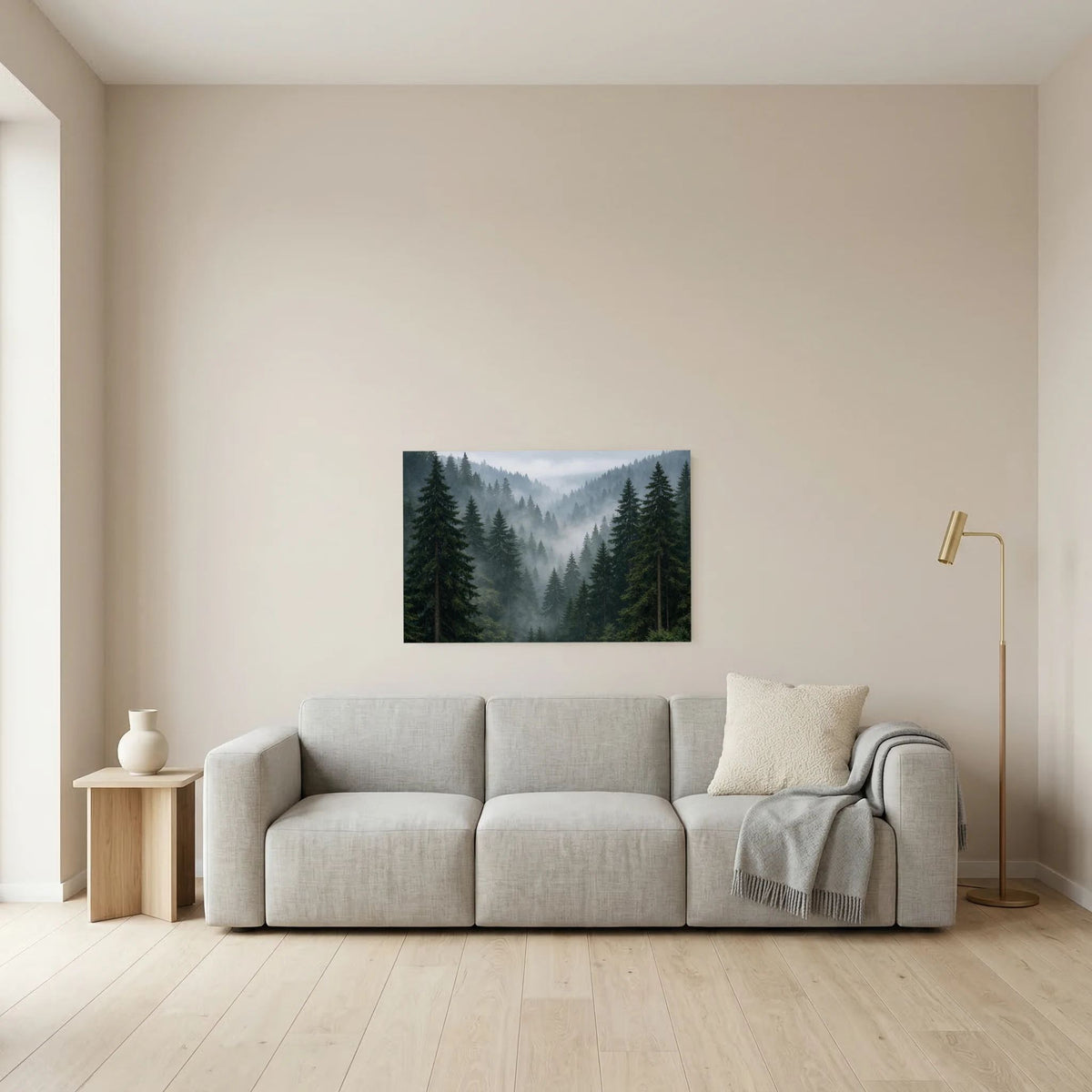 Querformatiges Wandbild mit Nadelwald im Nebel, dunkle Tannen und hellgrauer Dunst