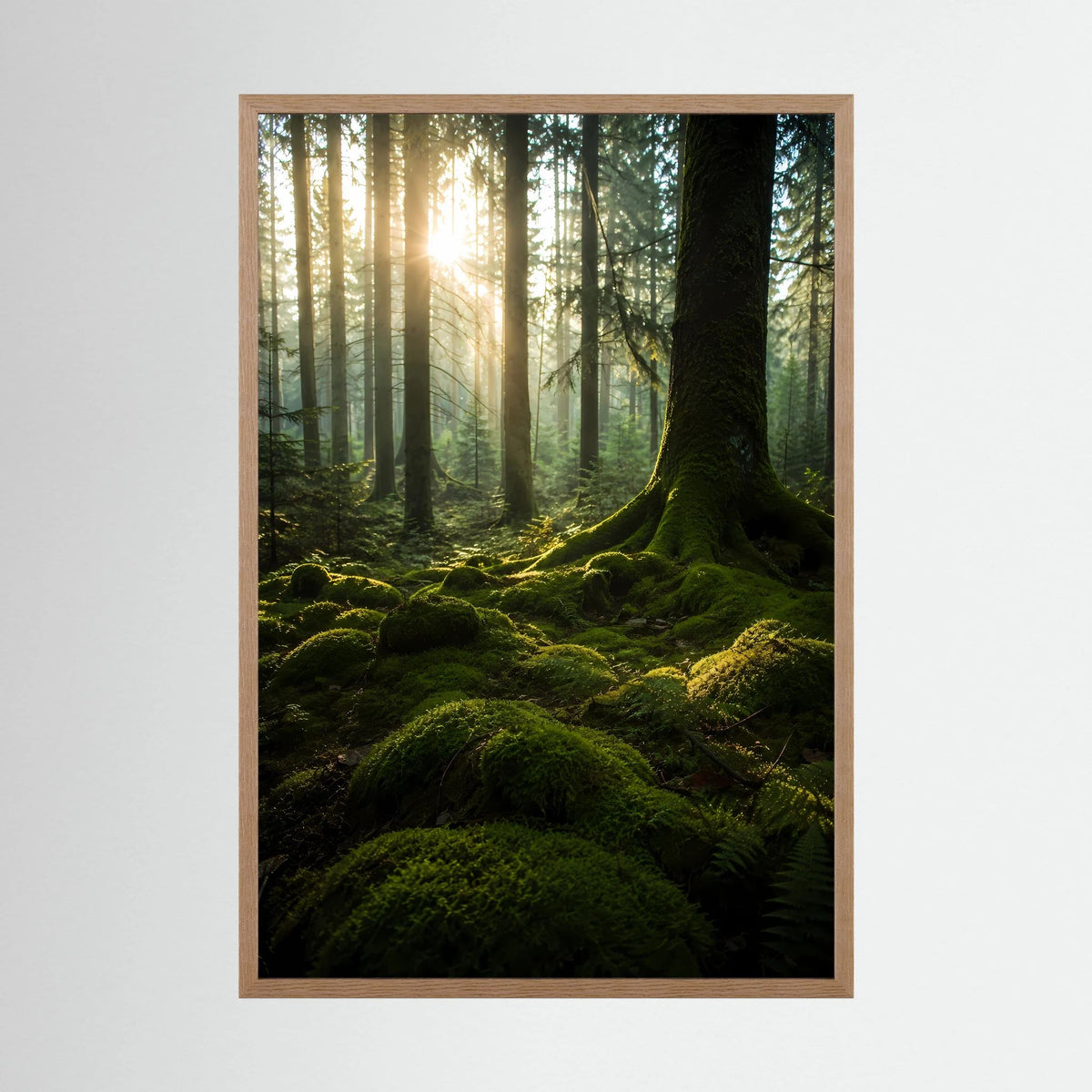 Hochformat-Poster im beigen Holzrahmen: Moospolster im Märchenwald mit Sonnenlicht