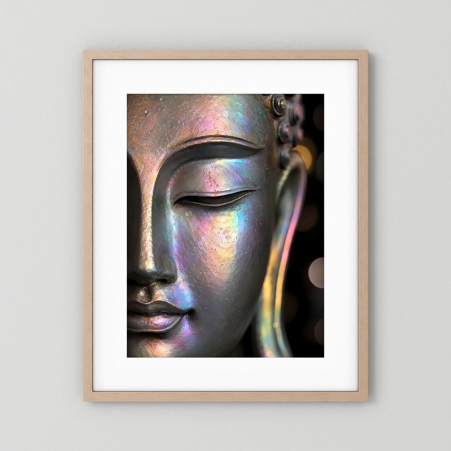 Kunstposter mit Buddha-Gesicht in irisierender Perlmutt-Optik, Holzrahmen (hellbraun) mit Passepartout