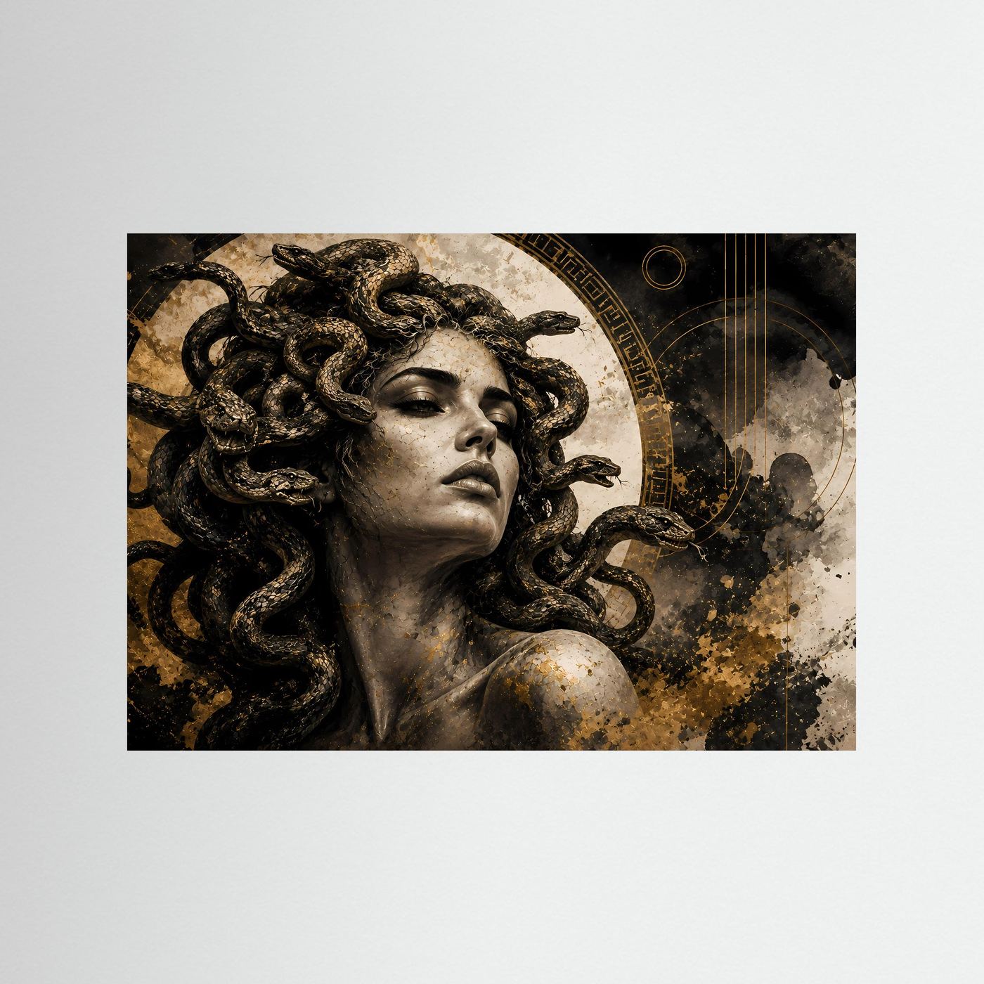 Wandkunst mit Medusa-Porträt: Frauengesicht mit Schlangenhaaren, Gold-Detail auf dunklem Hintergrund, schwarz gerahmt