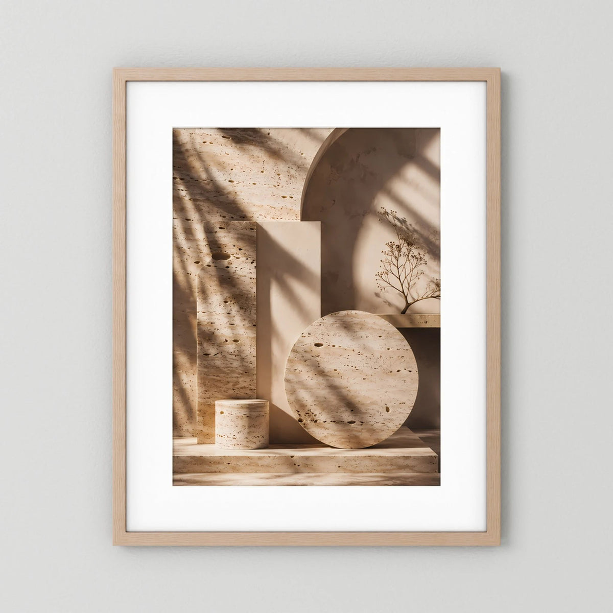 Hochformat-Poster mit abstrakten Travertin-Formen in Beige und Creme, Holzrahmen natur