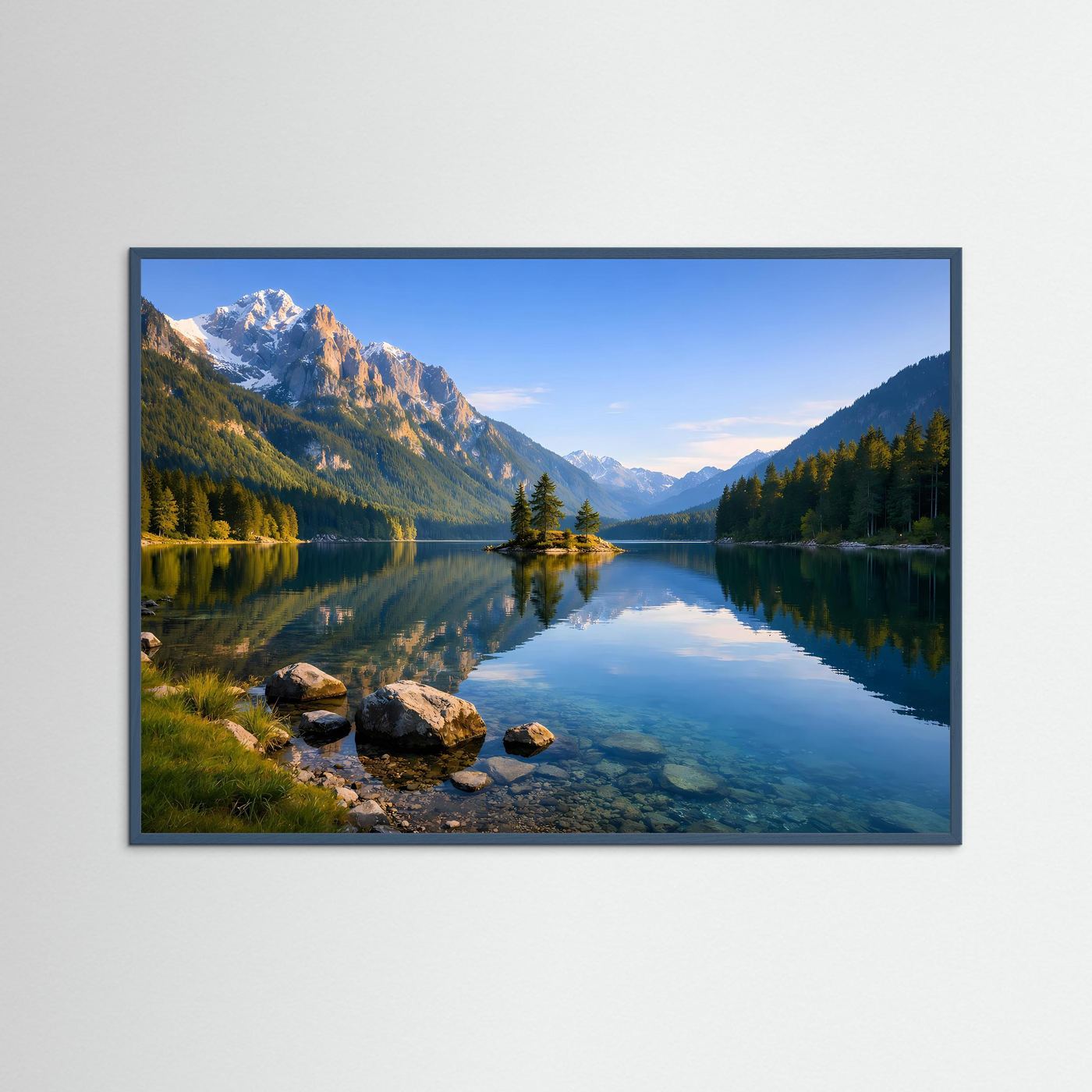Panorama-Wandbild mit Bergsee und Alpenpanorama im grauem Holzrahmen