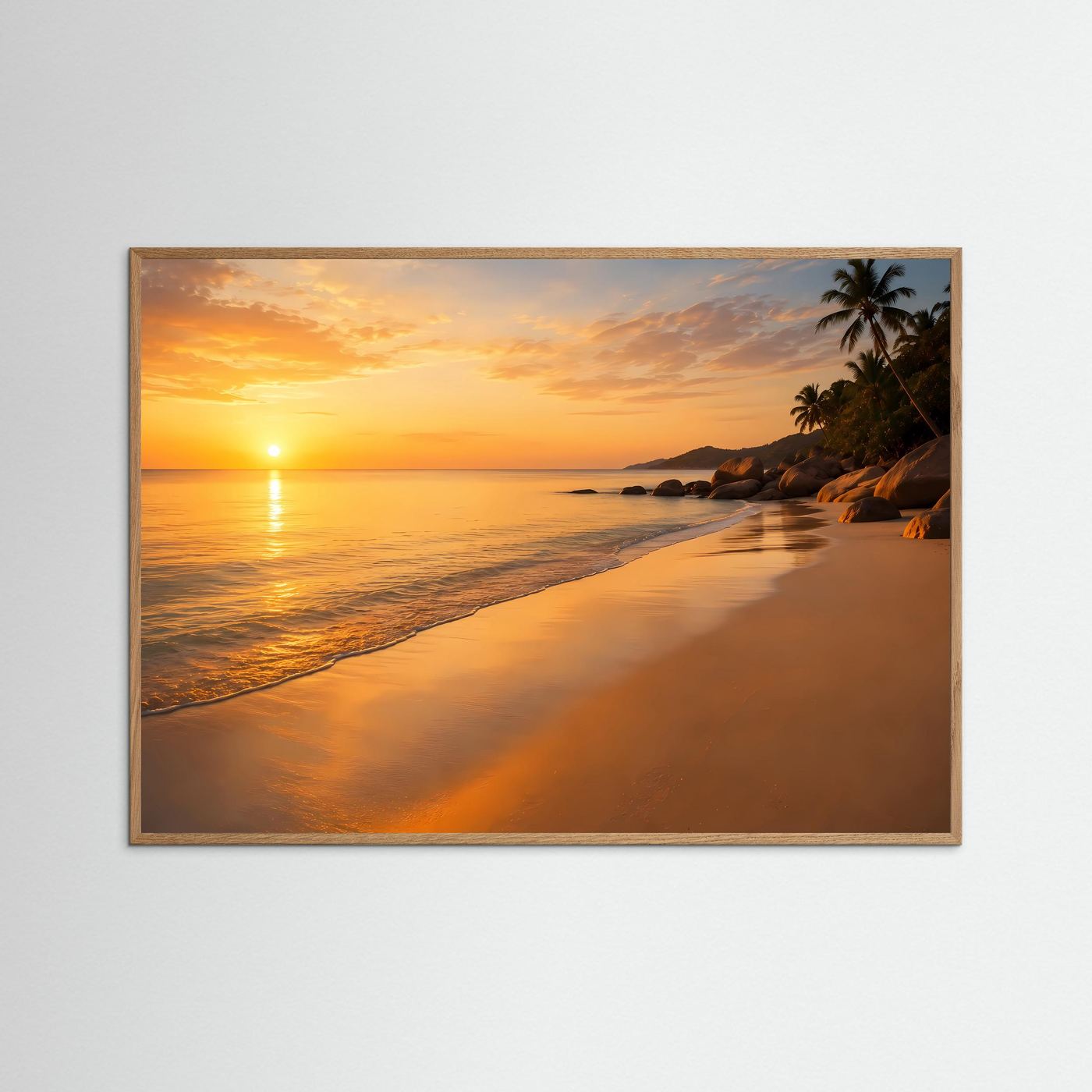 Wandbild mit hellem Eichenrahmen: tropischer Strand bei Sonnenuntergang mit Palmen