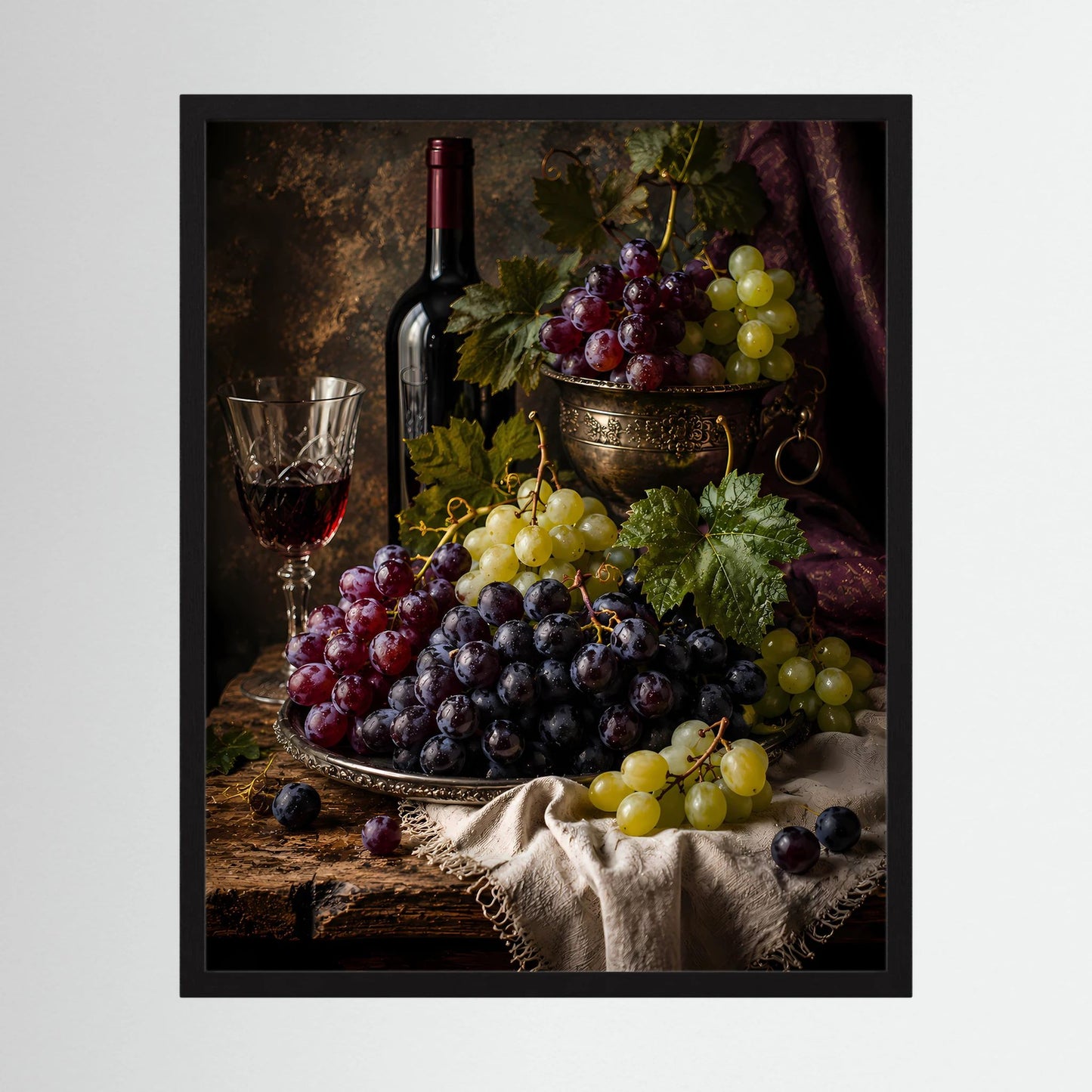 Gerahmtes Poster im Hochformat mit Weinflasche, Weinglas und Weintrauben in Rot und Gelb