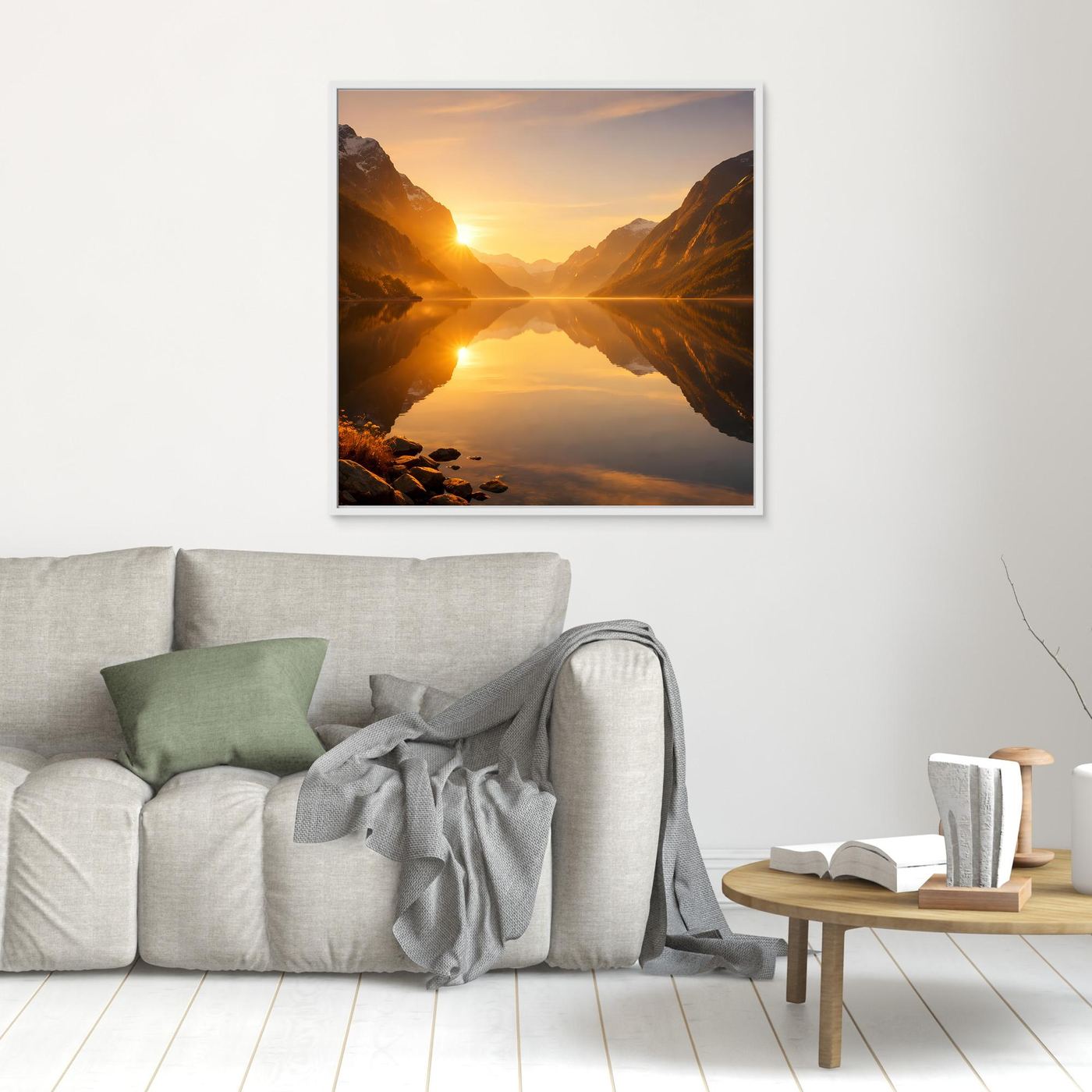Leinwandbild mit Sonnenaufgang über Fjord und Bergspiegelung, weißer Rahmen.