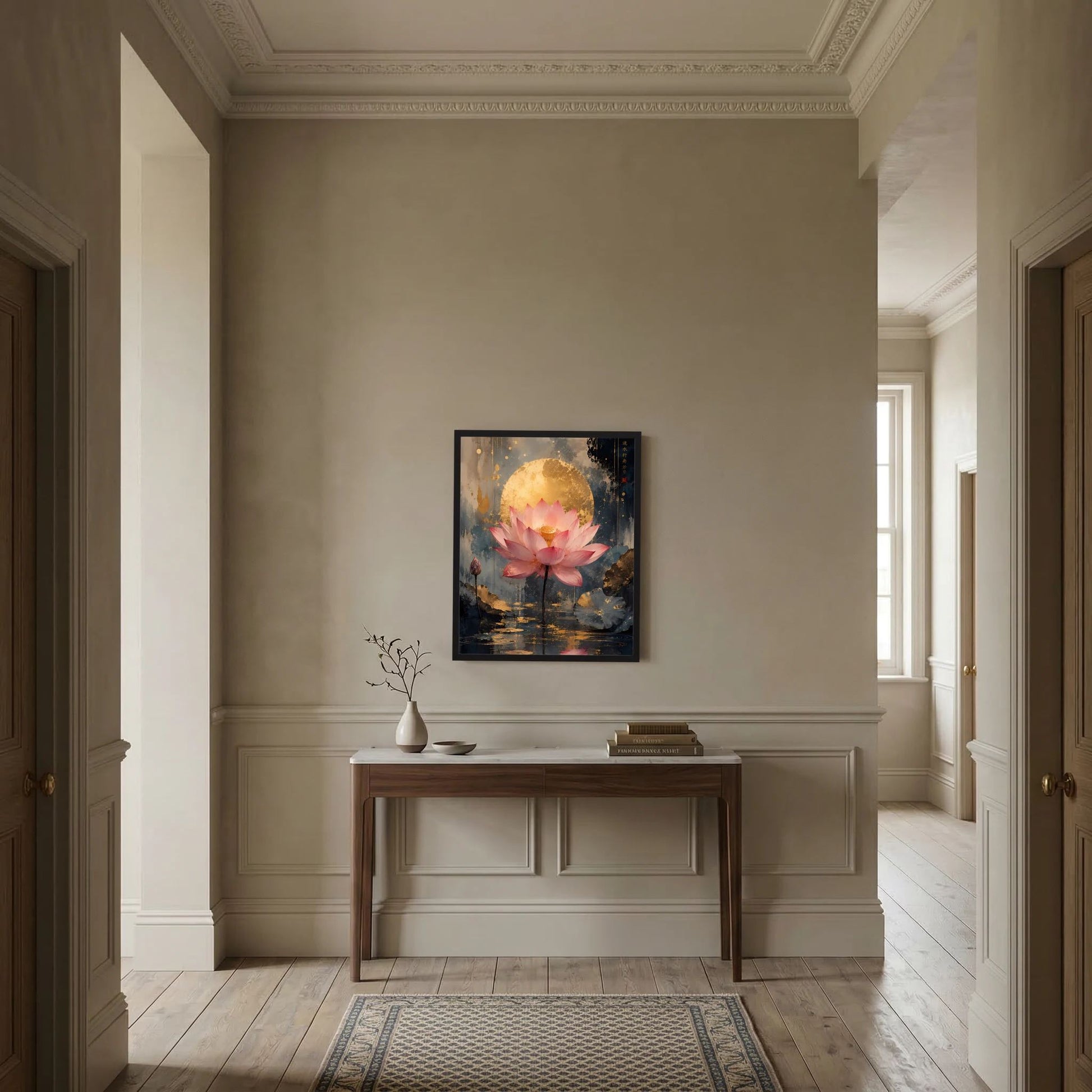 Gerahmtes Poster mit Lotusblüte in Rosa und Gold, mit spiegelnder Wasserfläche