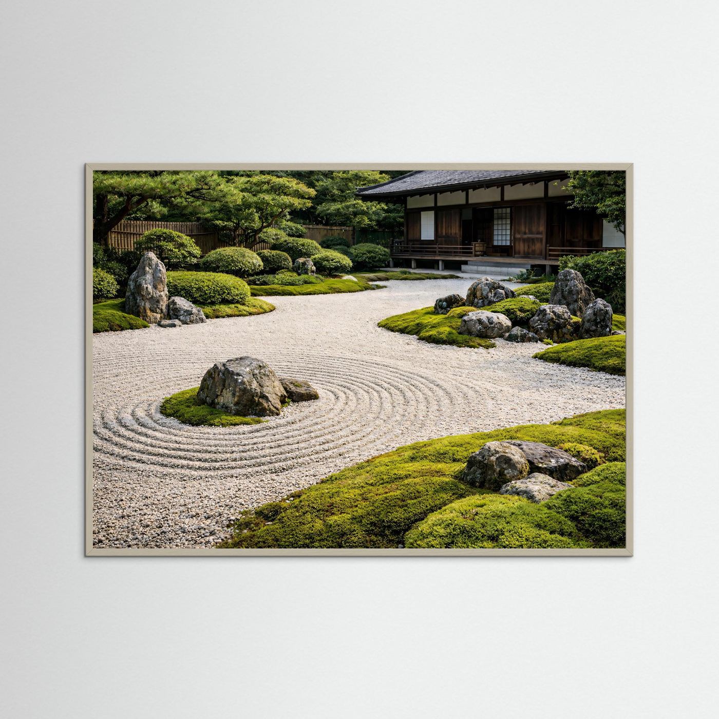 Japanisches Zen-Garten-Poster mit Teehaus, Kieslinien und Steingarten; grauer Rahmen