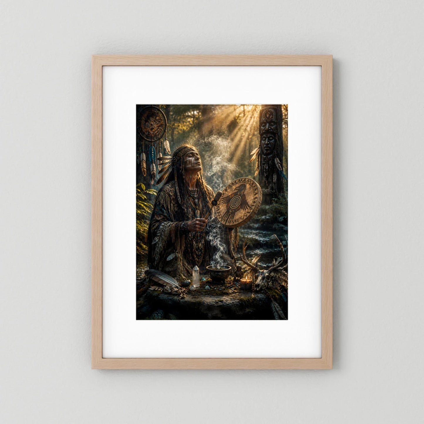 Gerahmtes Poster mit Schamanenfigur, Trommel und Rauch, helle Holzumrandung, hochformat.