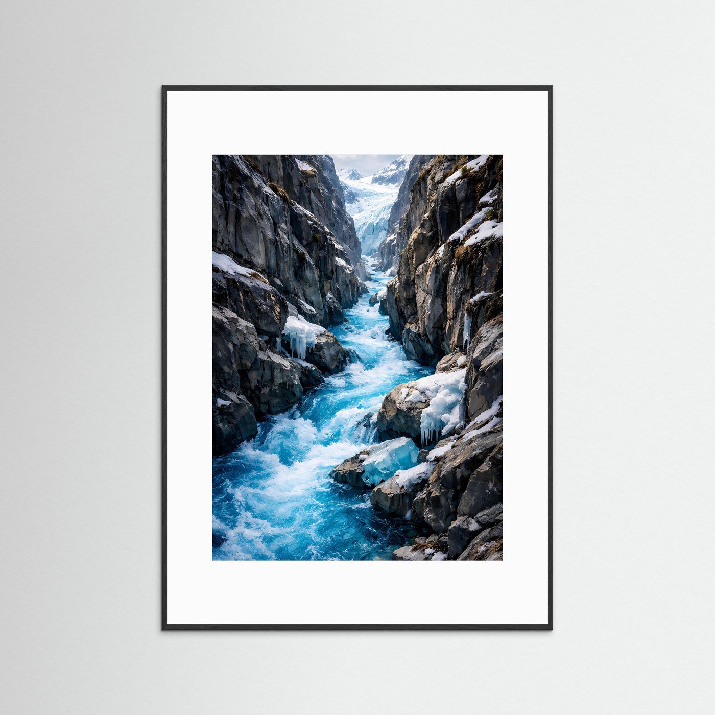 Gerahmtes Poster mit Gletscherschlucht-Landschaft, blauem Fluss und Felswänden, schwarz mit weißem Rand
