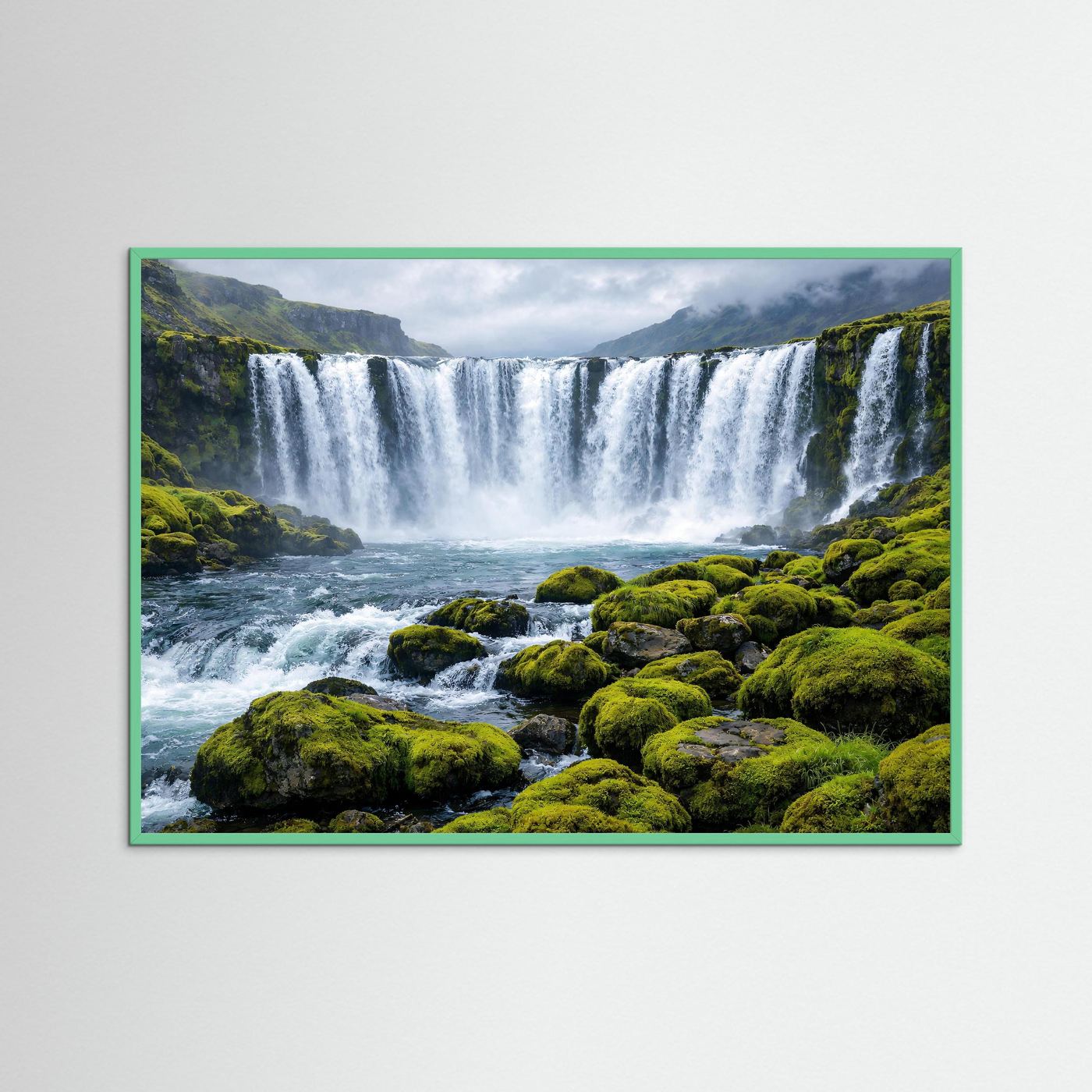 Wasserfall-Poster im Panoramaformat mit grünem Rahmen und moosgrüner Felslandschaft