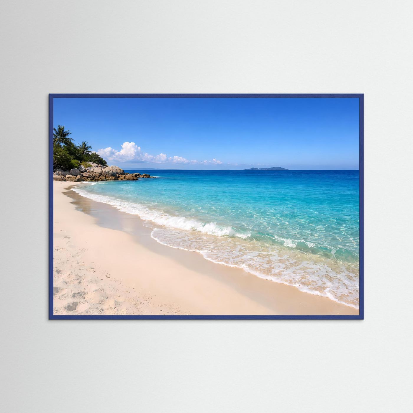Panorama-Strandposter mit türkisblauem Meer und Sandstrand, dunkler Rahmen.