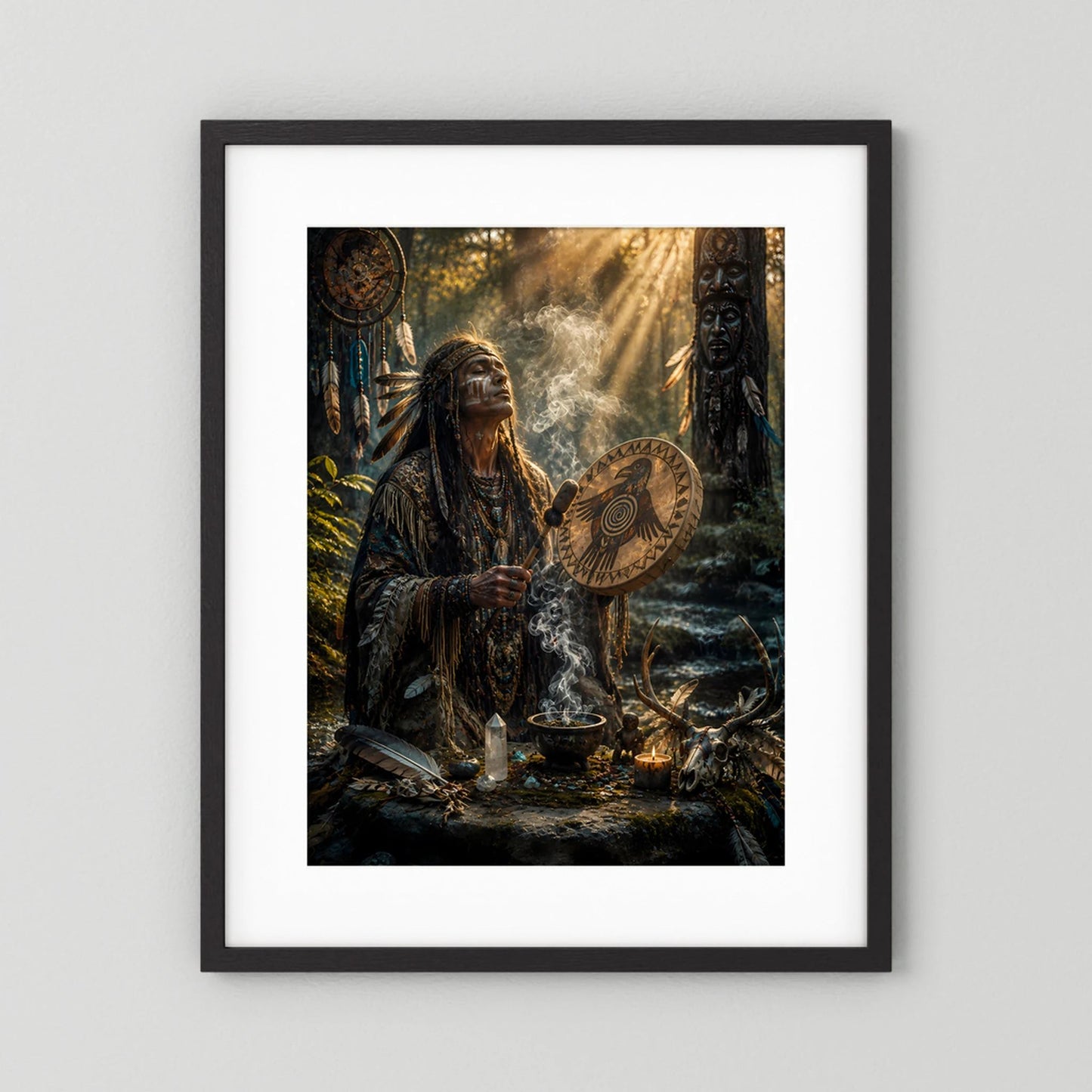 Gerahmtes Poster mit Schamanenfigur, Trommel und Rauch, dunkler Rahmen, hochformat.