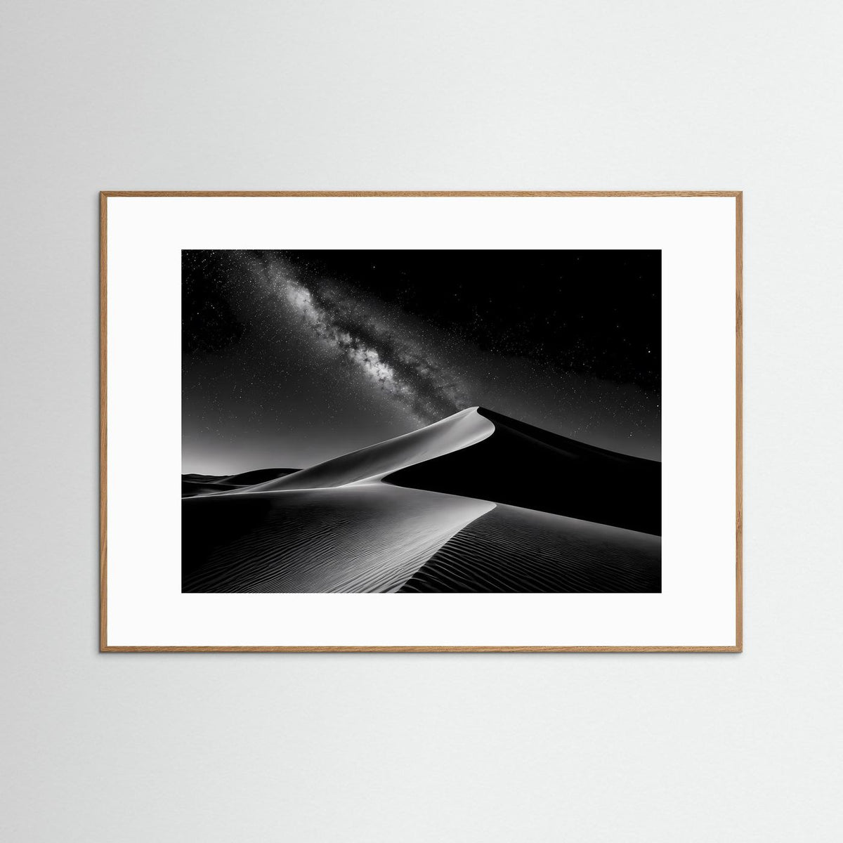 Gerahmtes Schwarzweiß-Poster im Querformat: Sanddünen und Milchstraße, hellbrauner Holzrahmen