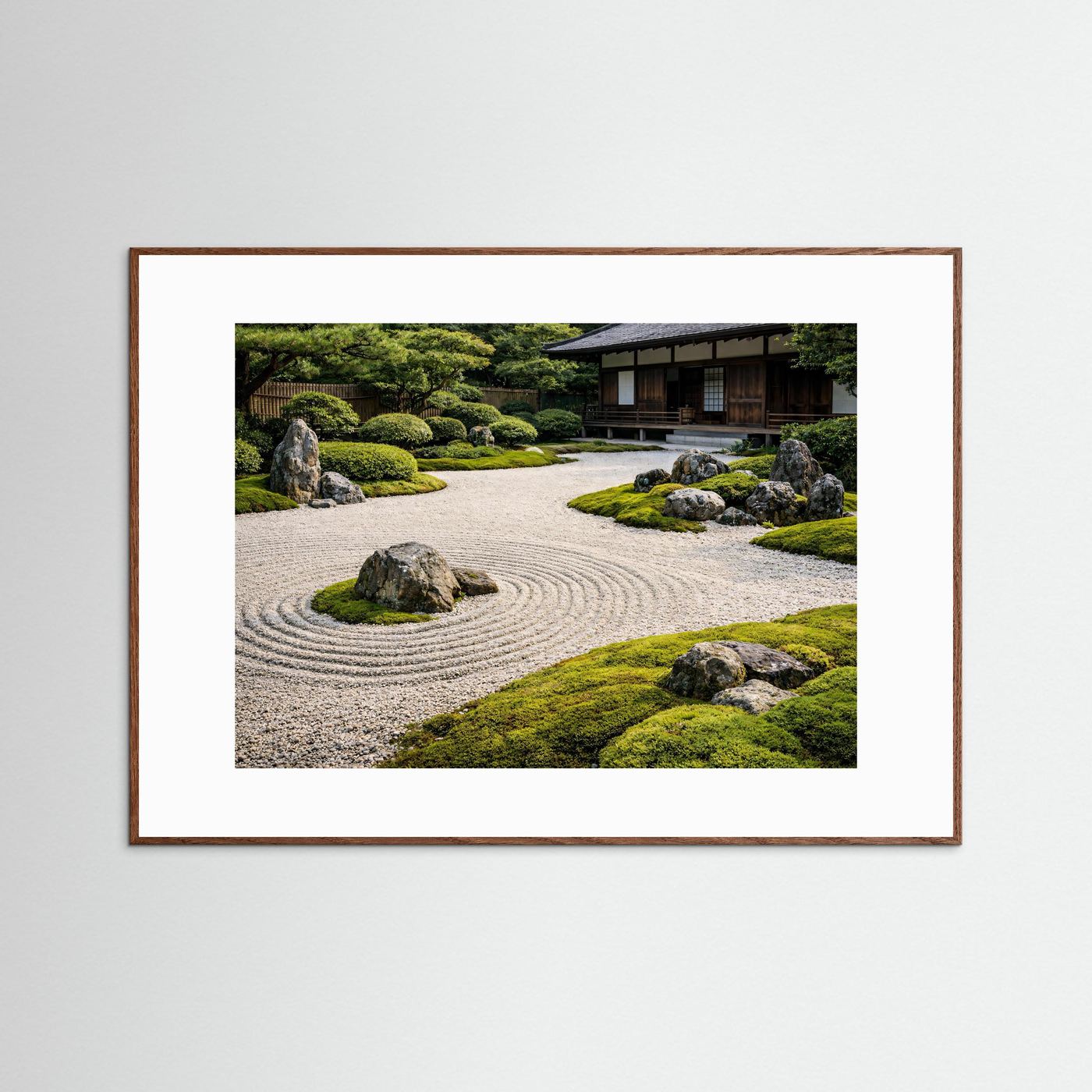 Querformatiges Poster: Zen-Garten mit Kiesmustern, Steinen und Moos, dunkelbraun gerahmt