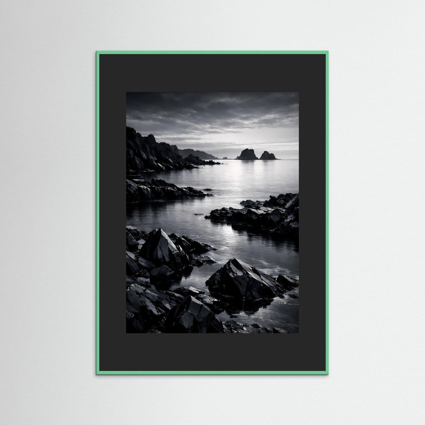 Schwarz-weißes Küstenfoto-Poster im grünen Rahmen mit dunklem Rand