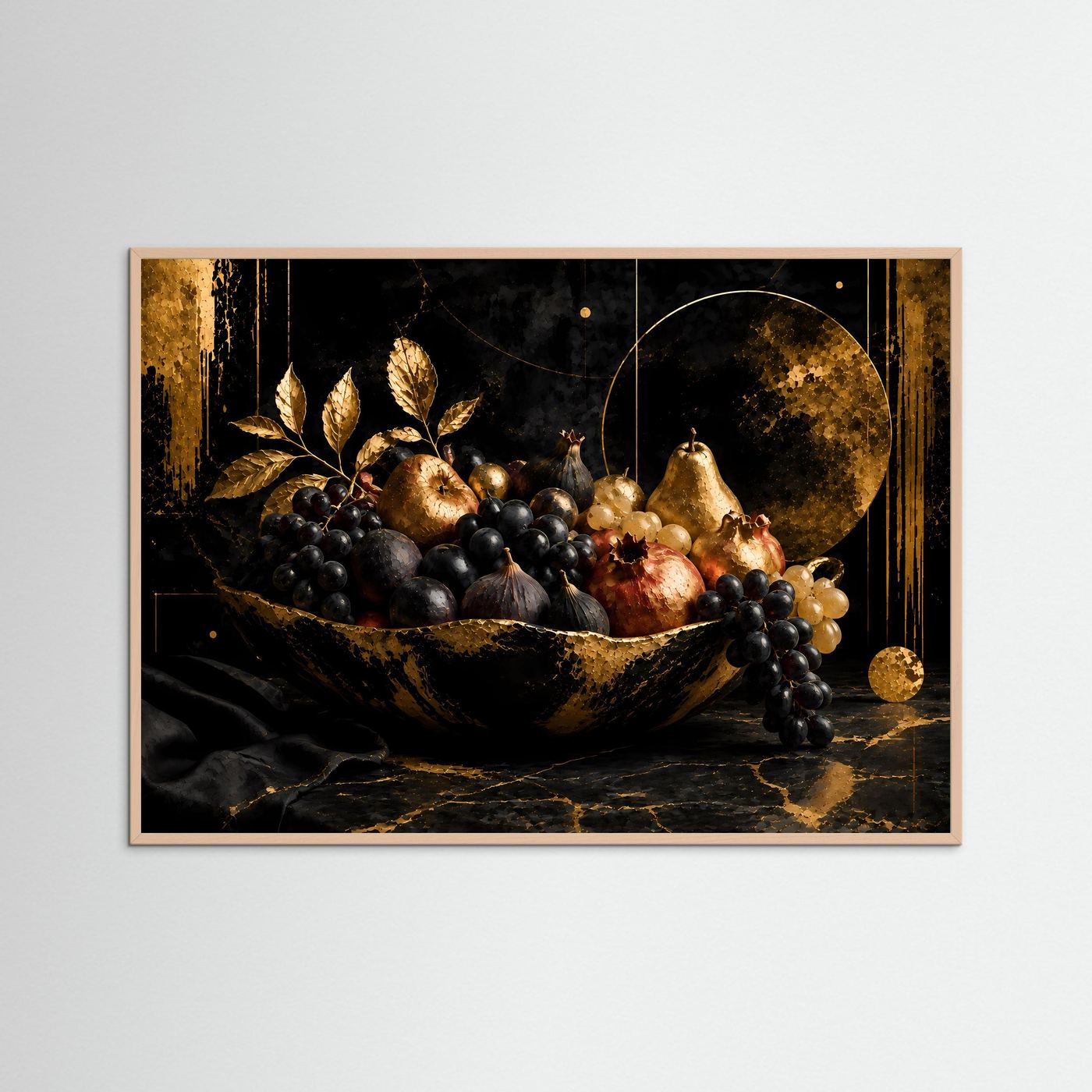 Luxuriöses Stillleben mit goldener Obstschale | Trauben, Feigen, Birnen und Granatäpfel in Schwarz und Gold | Elegante abstrakte Früchte-Wandkunst im Querformat