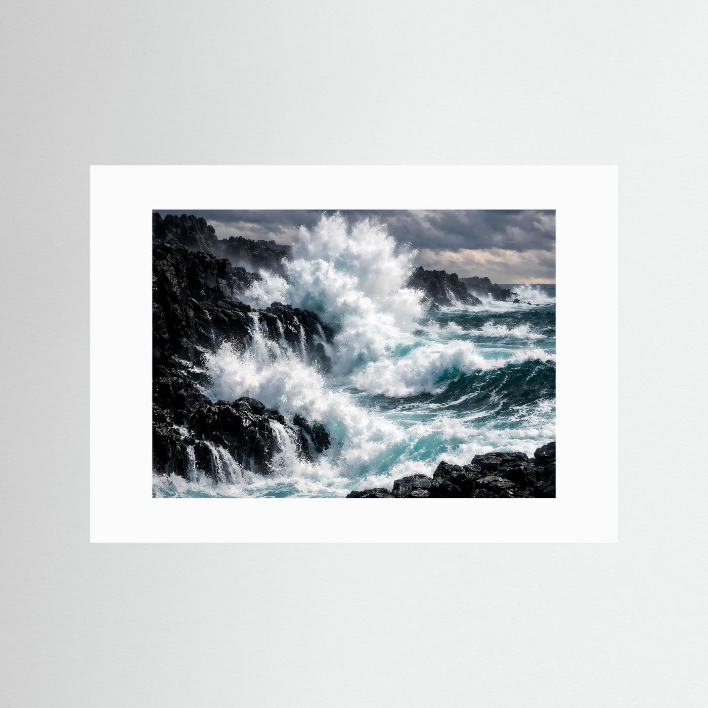 Wandposter mit Foto von Meerwellen und Steinküste, weißer Rand