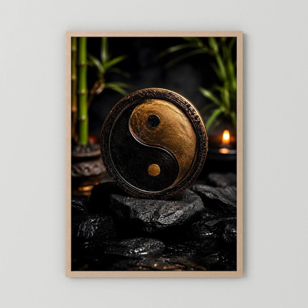 Yin-Yang-Wandbild im Hochformat mit braunem Holzrahmen; goldenes Yin-Yang auf dunklen Steinen