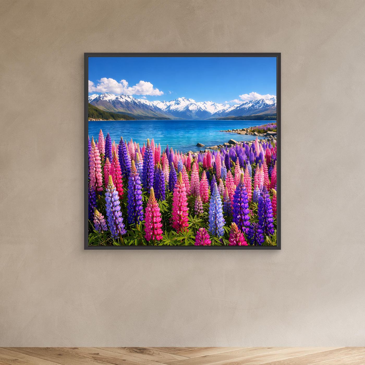 Leinwandbild mit bunten Lupinen am Bergsee im schwarzen Rahmen