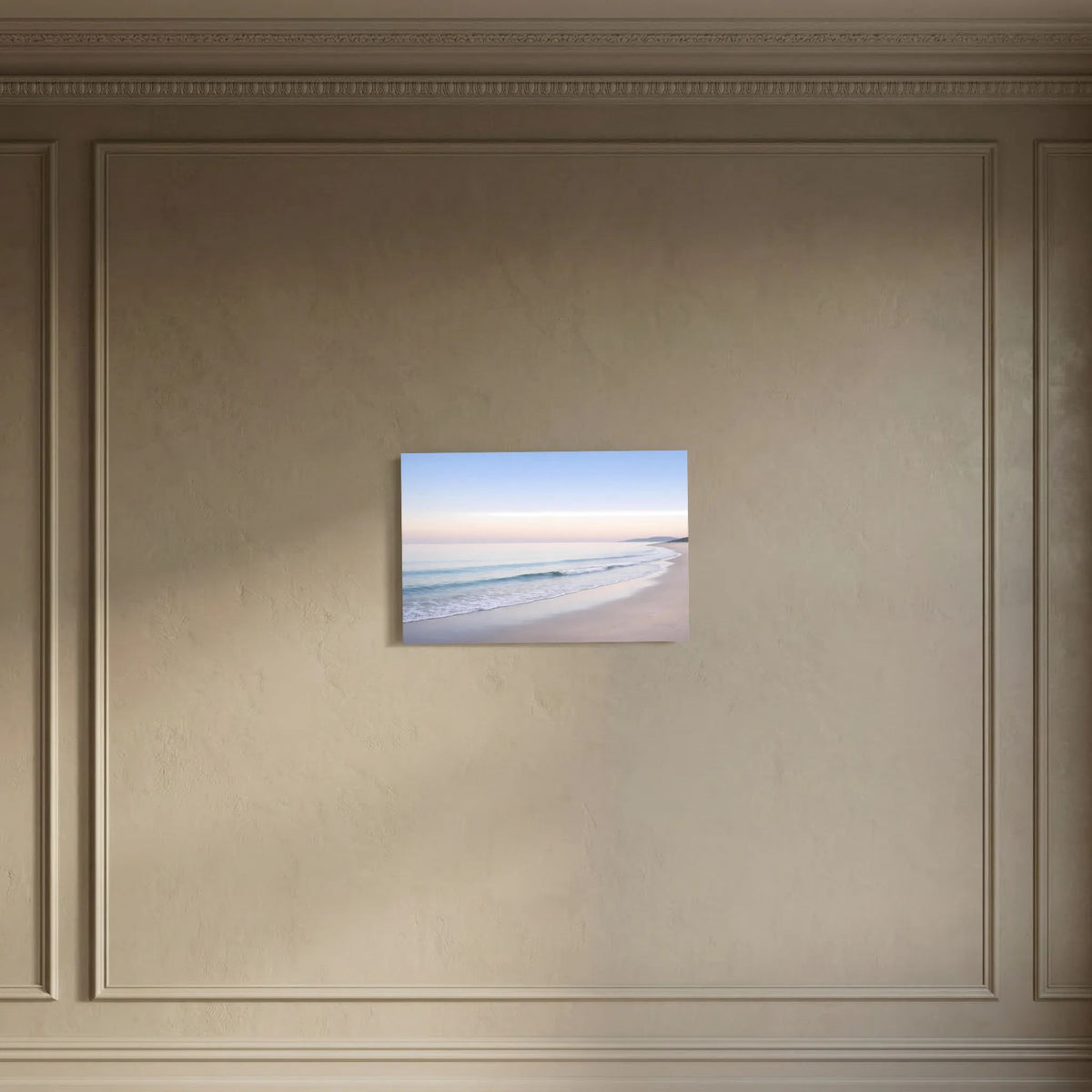 Meerstrand-Wandposter im Querformat mit pastellfarbener Küste, ruhigem Wasser und Strand