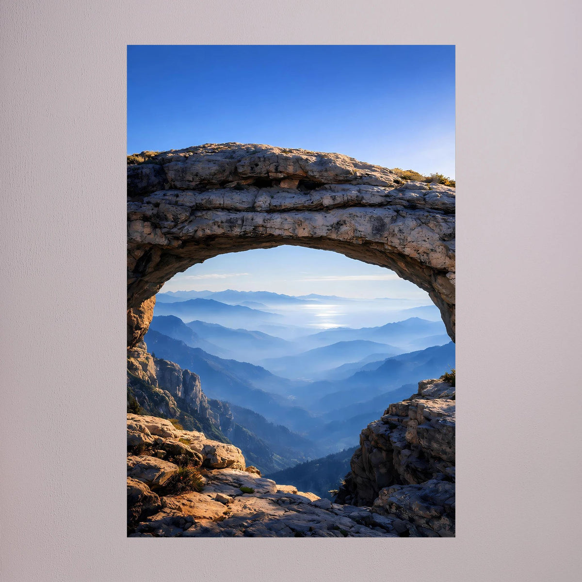 Hochformatiges Poster mit großem Felsbogen und Blick in blau-graue Bergtäler