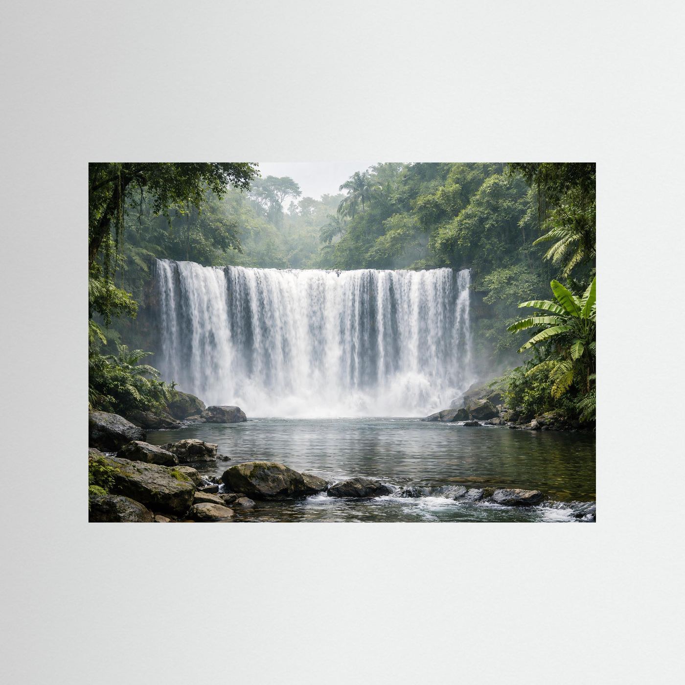 Naturposter Querformat mit Wasserfall im Dschungel und ruhigem Fluss vor grünen Bäumen