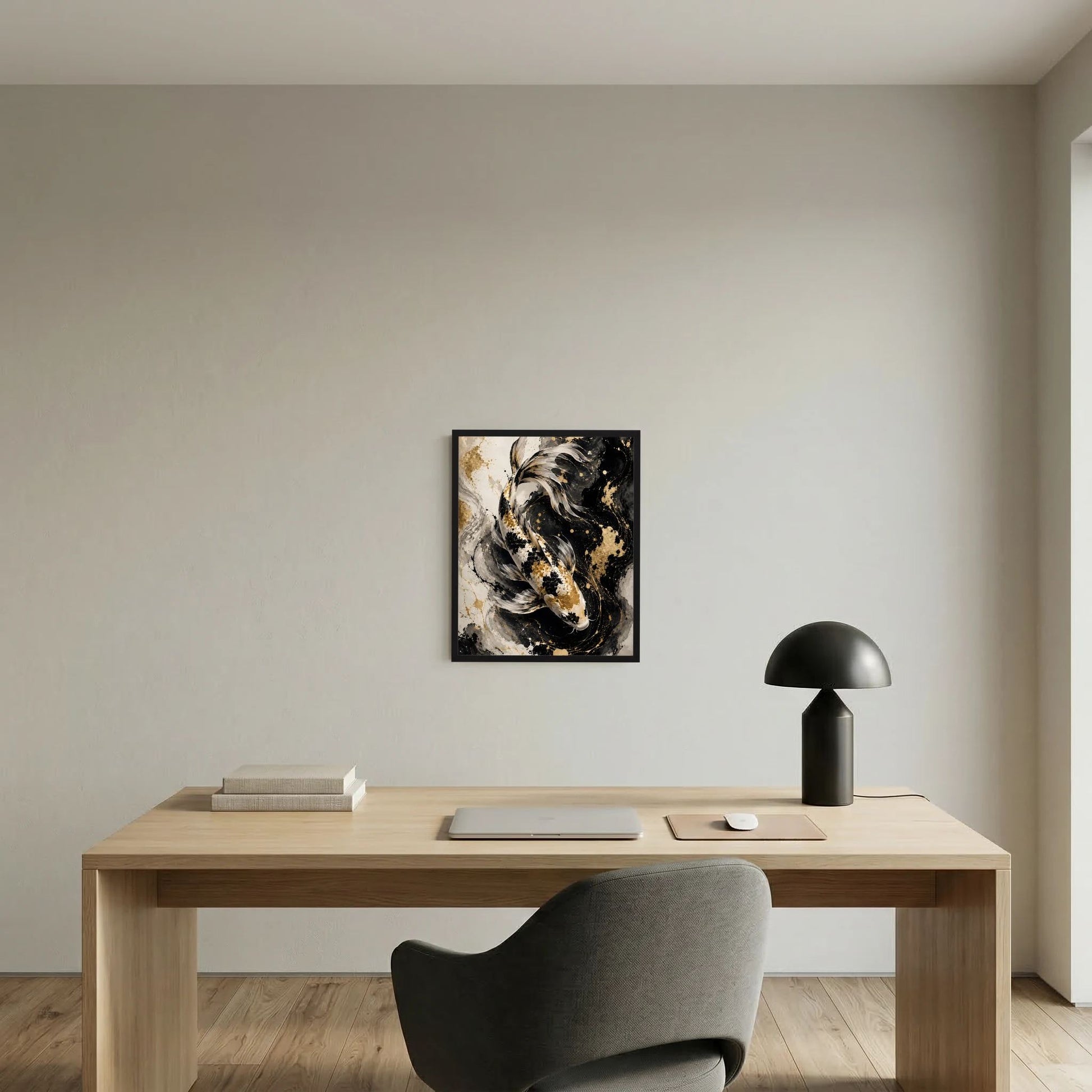 Koi-Wandposter im schwarzen Rahmen, abstrakter Koi-Fisch in schwarz, weiß und gold
