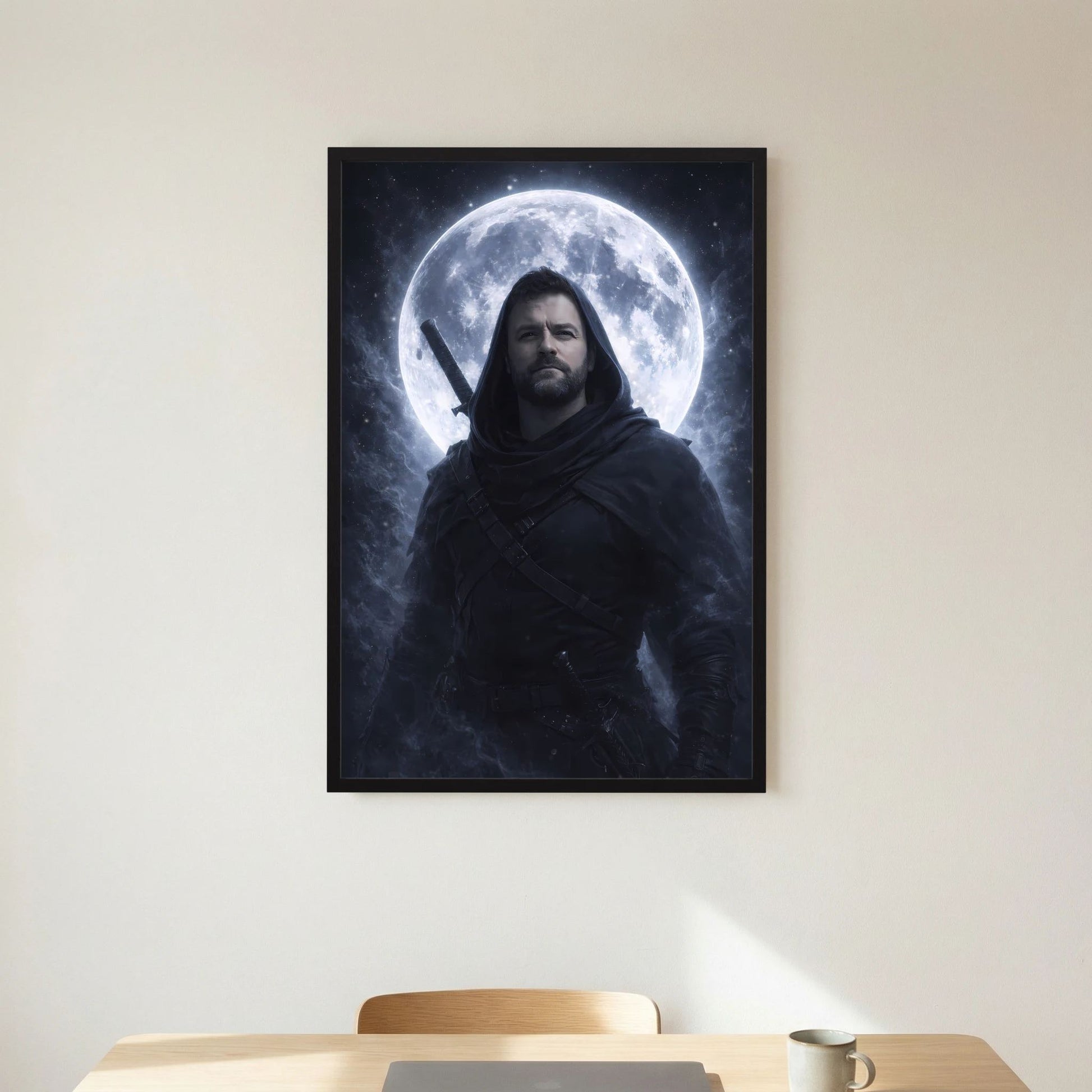 Fantasy-Poster mit Krieger im Halbporträt, dunkle Kapuze, Vollmond im Hintergrund, schwarzer Rahmen