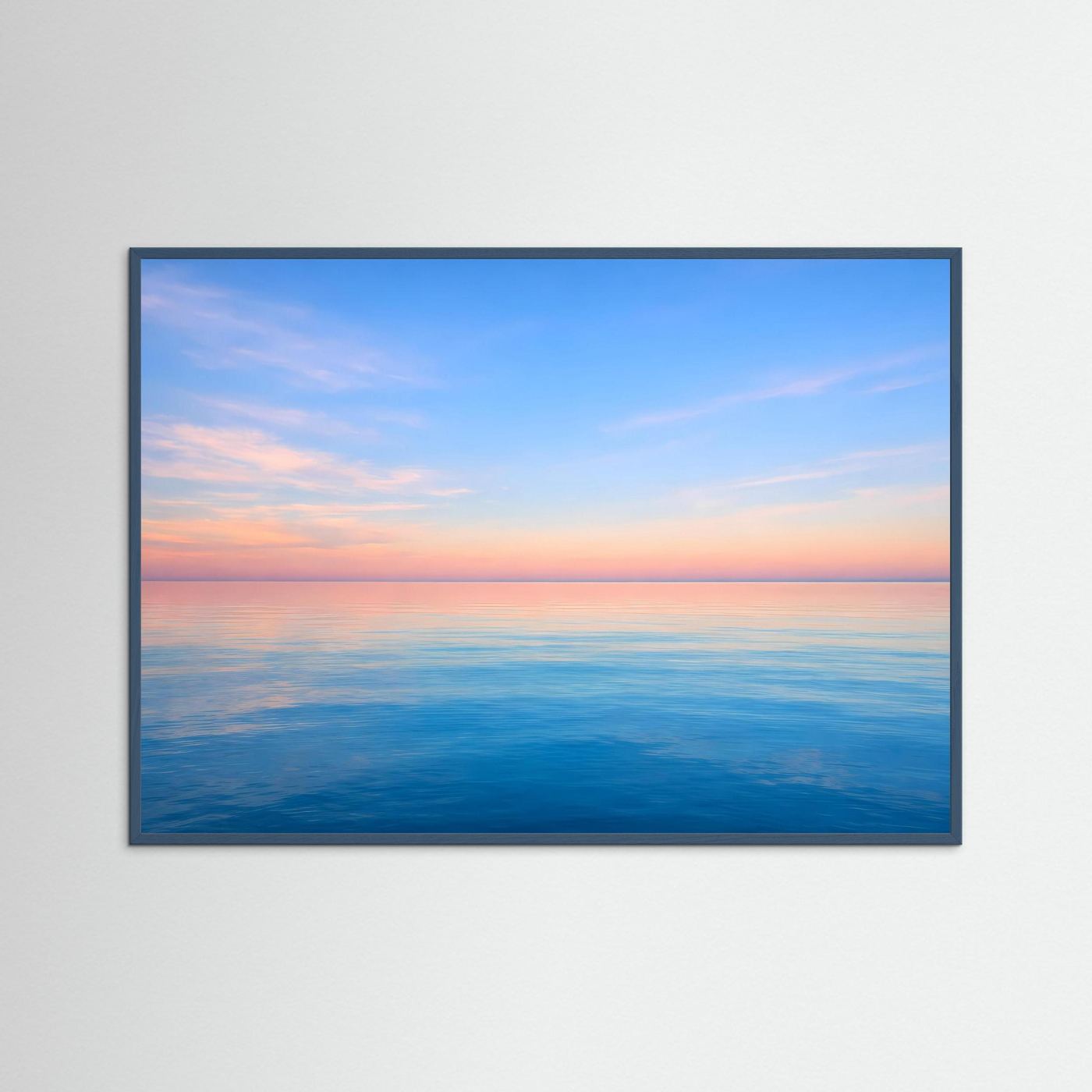 Wandbild mit Meerblick im Abendlicht, dunkler Rahmen