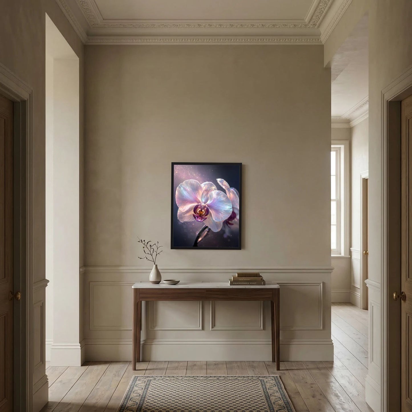 Gerahmtes Poster mit pastell schimmernder Orchideenblüte im schwarzen Rahmen