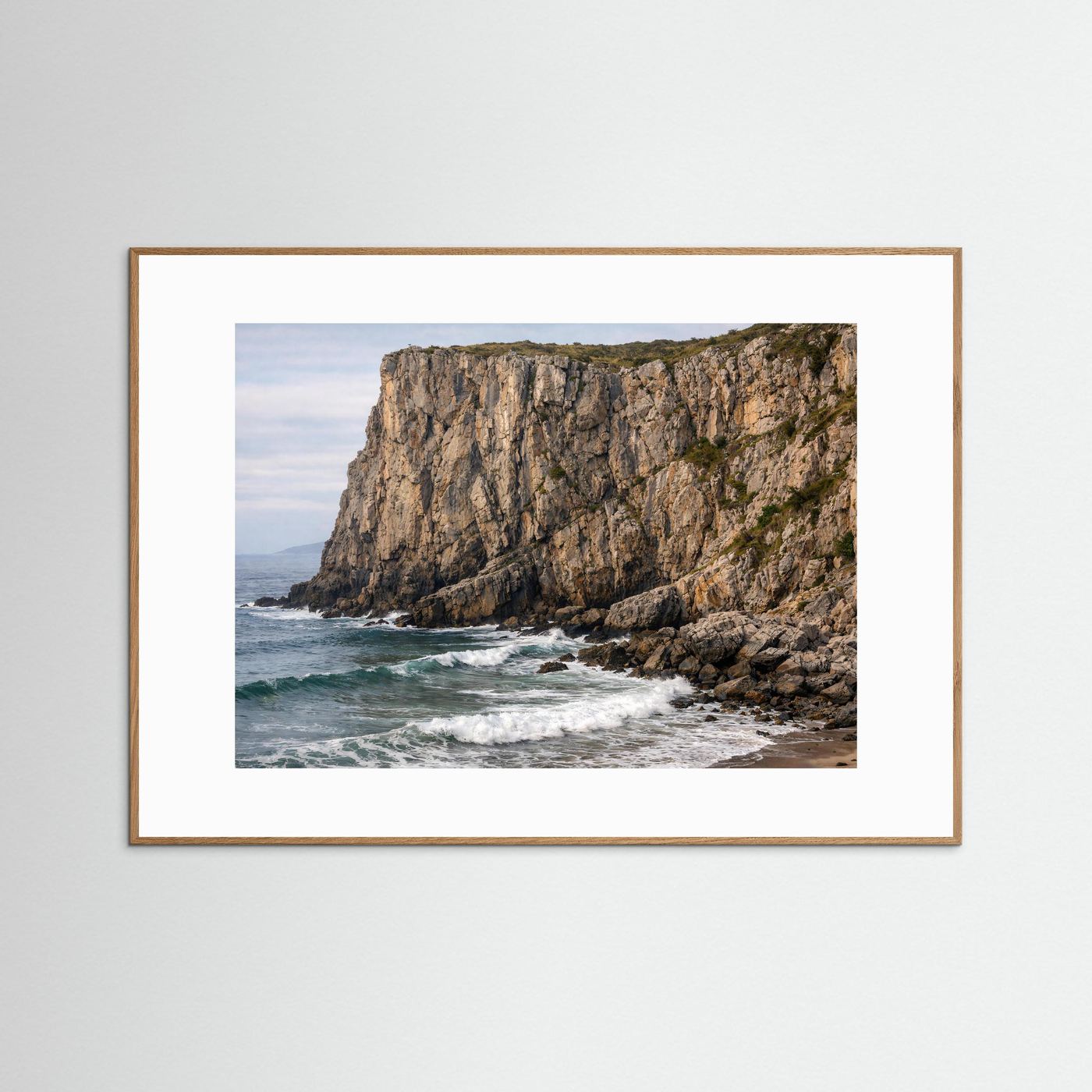 Naturposter mit Steilküste am Meer, hellbrauner Holzrahmen, Querformat
