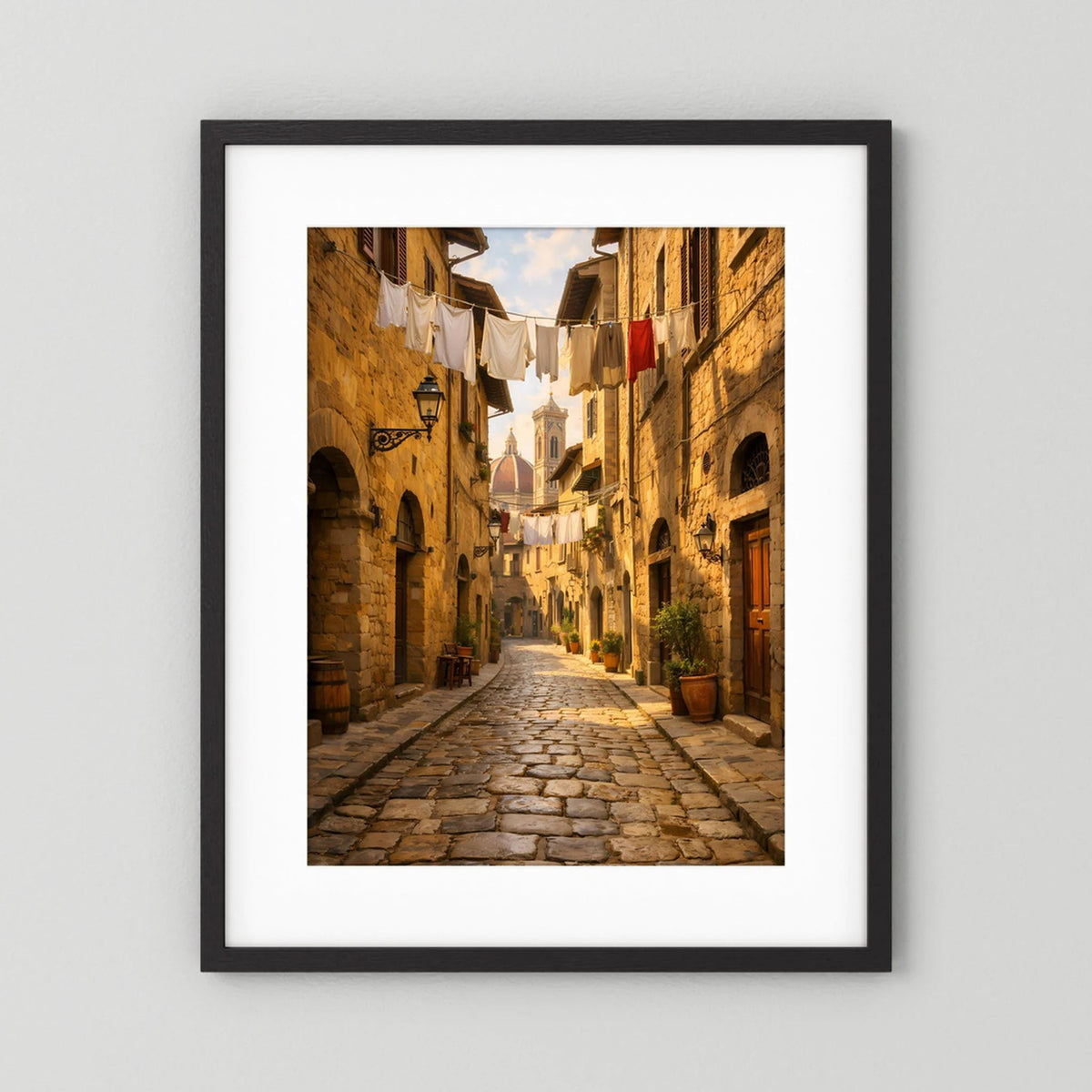 Hochformat-Wandbild mit schwarzem Holzrahmen und Altstadt-Gassenmotiv
