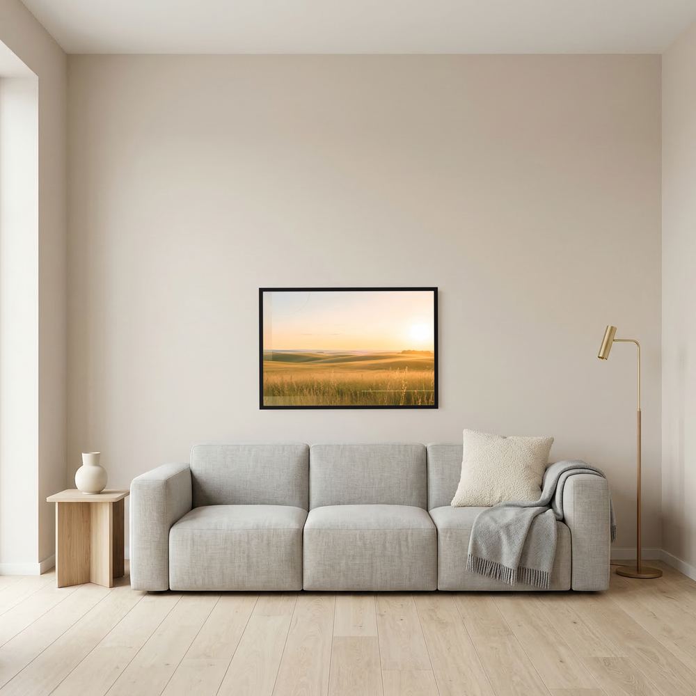 Wandposter im Querformat mit goldener Wiesenlandschaft bei Sonnenuntergang, schwarzer Rahmen