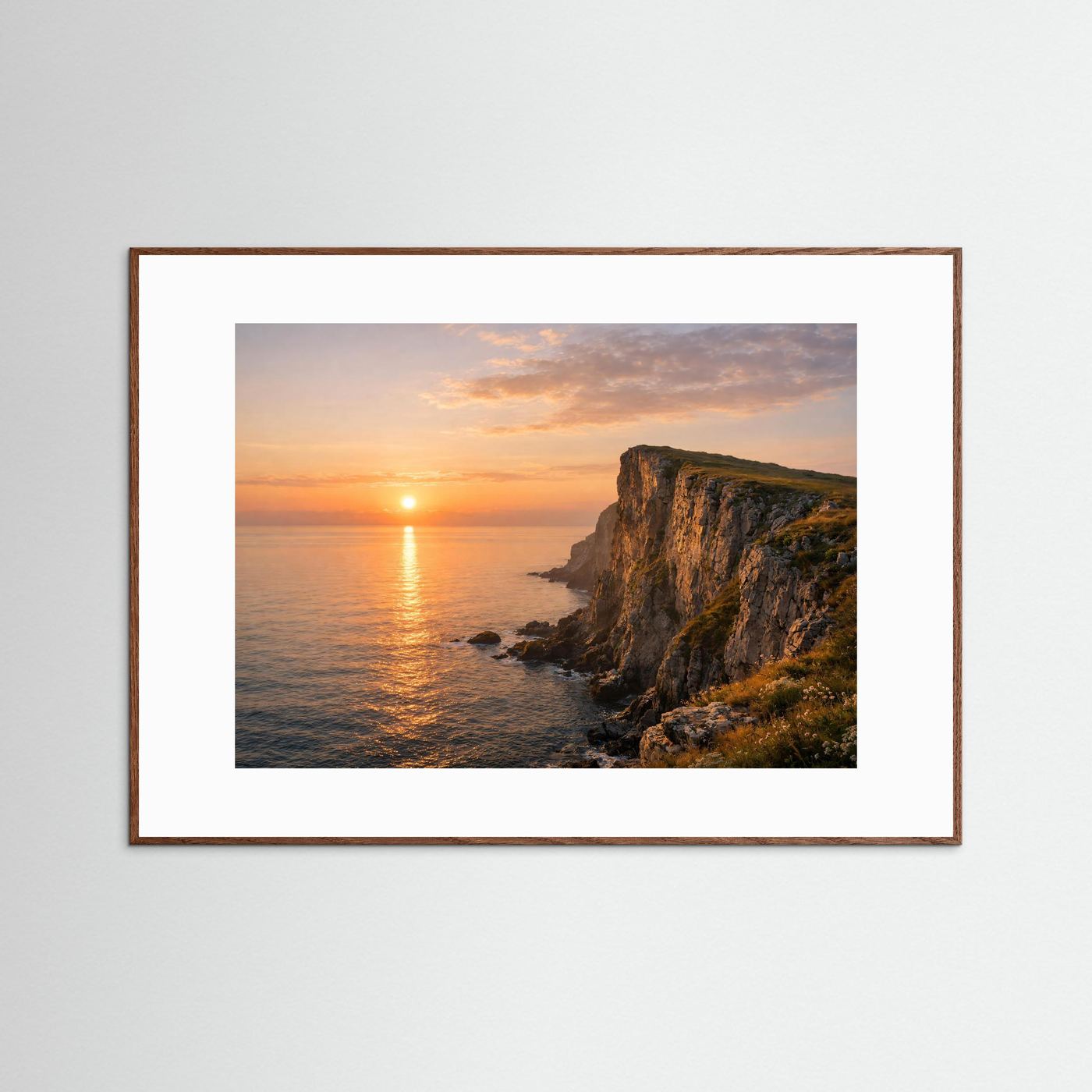 Poster im Querformat: Steilküste am Meer bei Sonnenuntergang, dunkler Holzrahmen