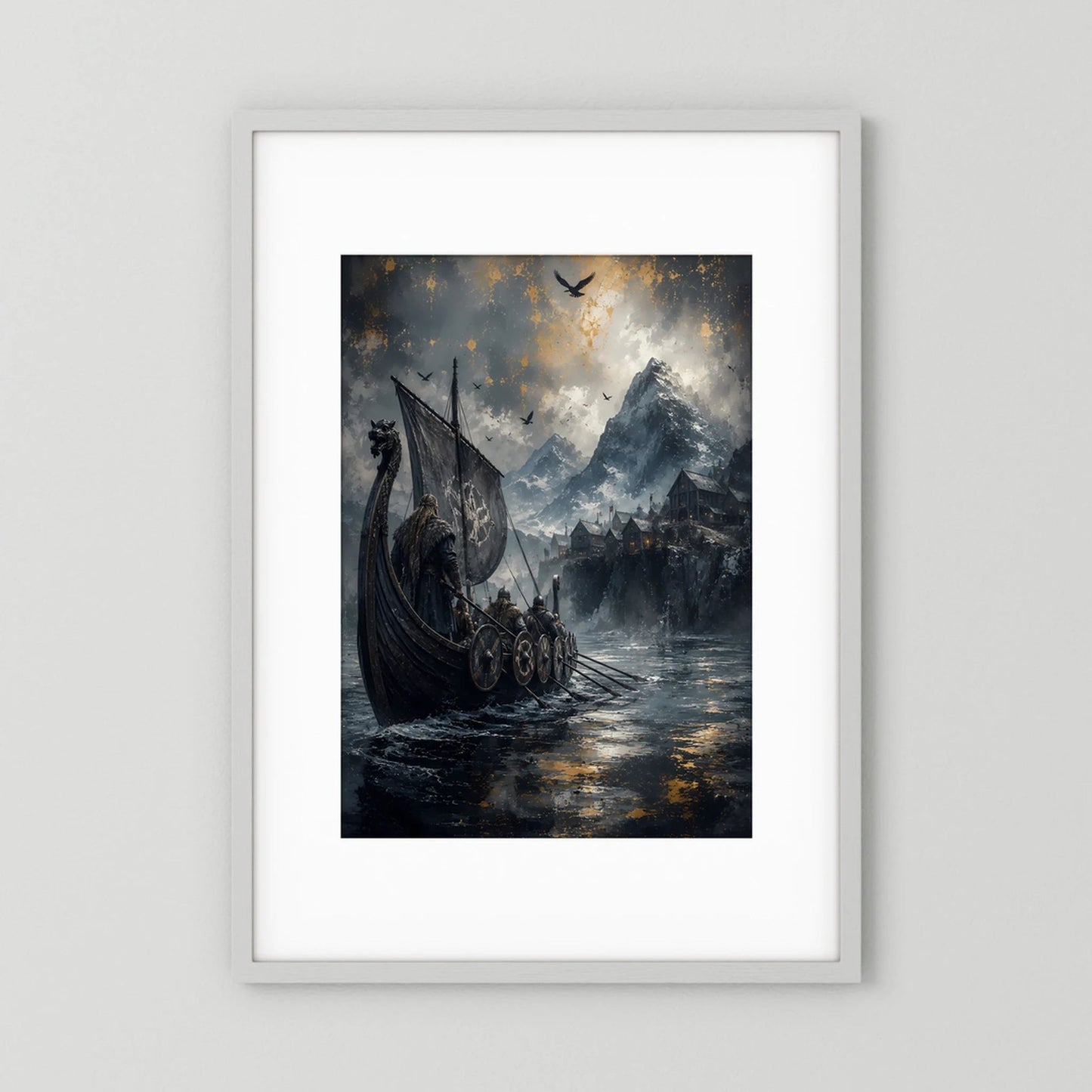 Gerahmtes Hochformat-Poster mit Wikinger-Langschiff im stürmischen Wasser vor Bergen