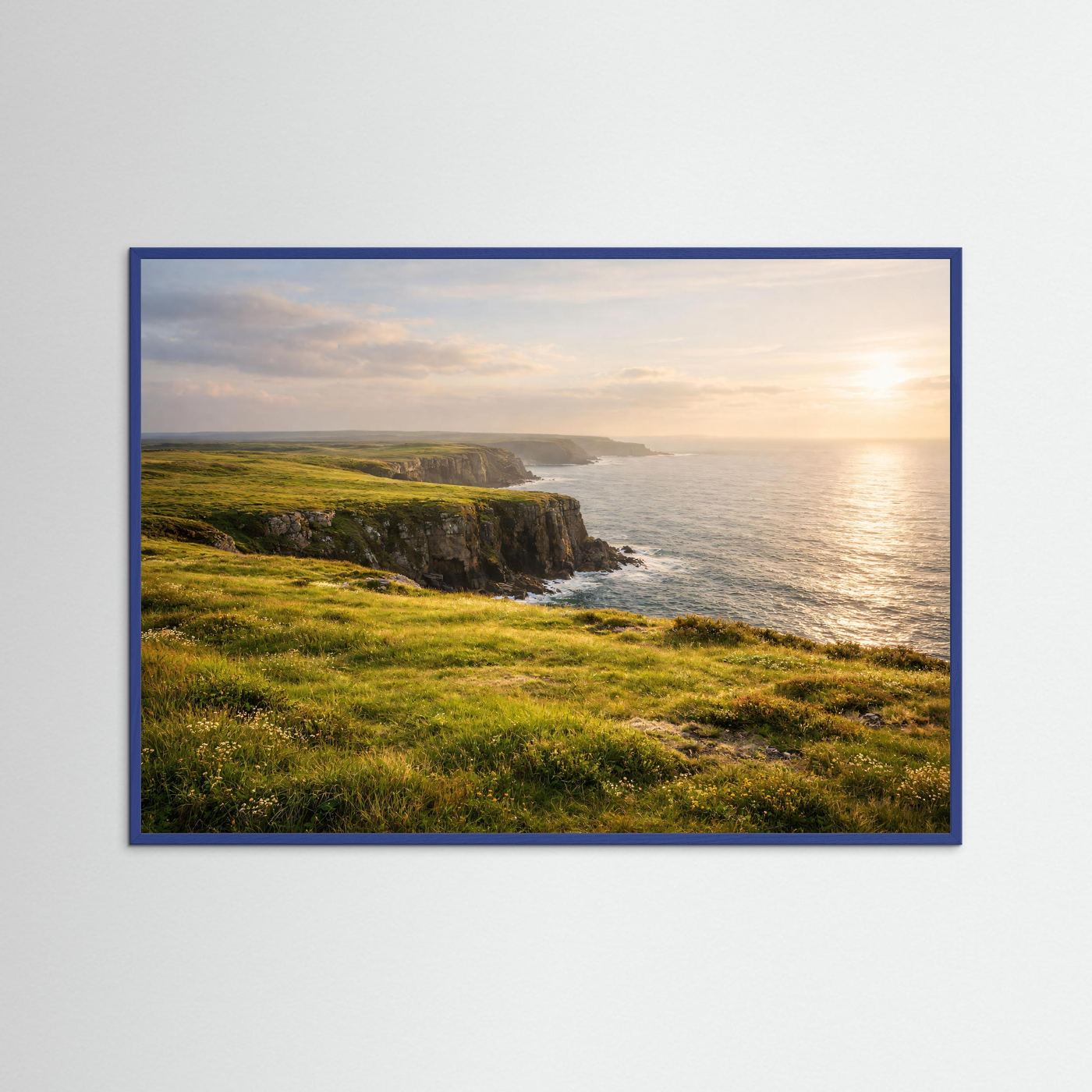 Querformat-Poster: grüne Klippen am Meer bei Sonnenuntergang, blauer Rahmen