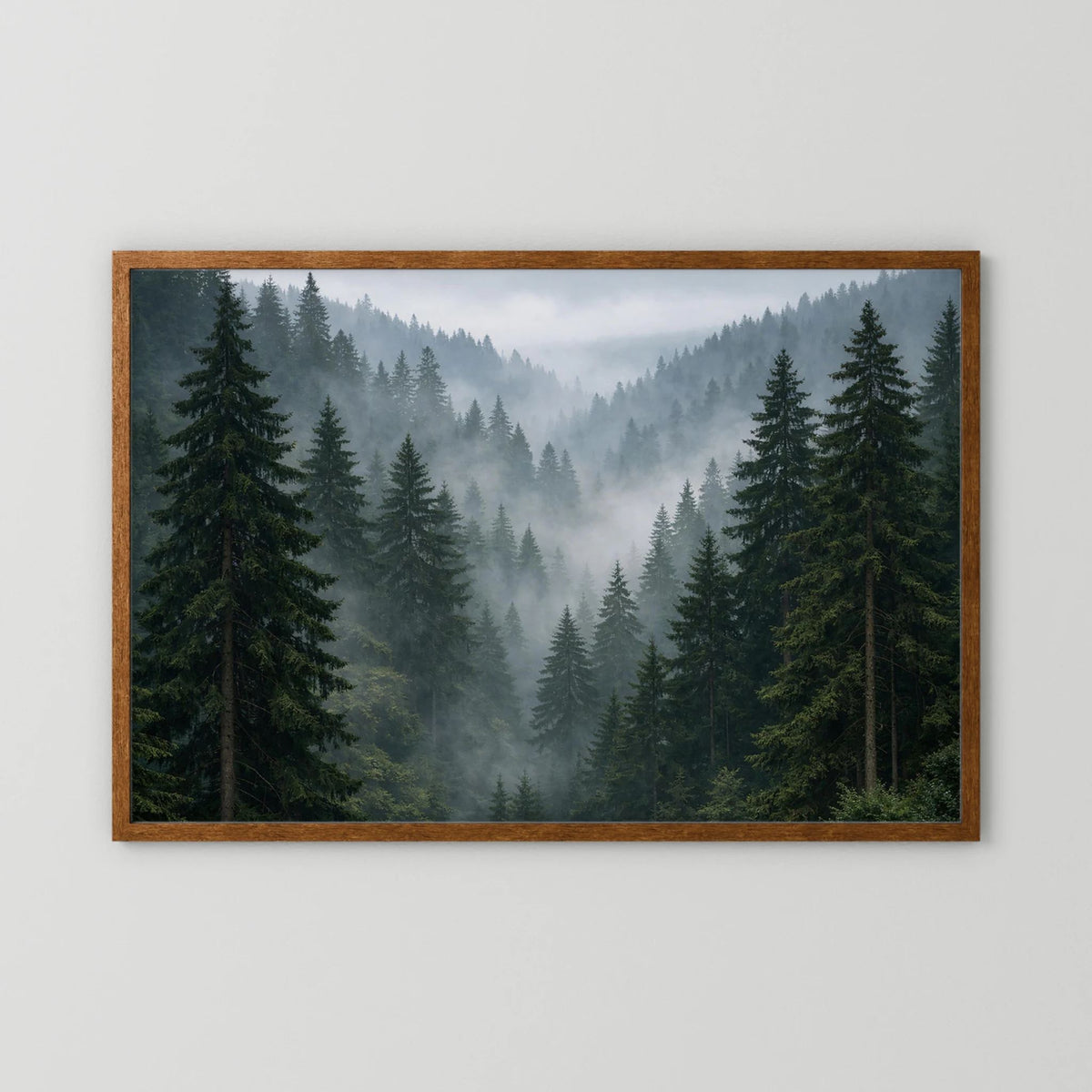 Wandbild Querformat mit Nebelwald und Tannen, dunkler Holzrahmen