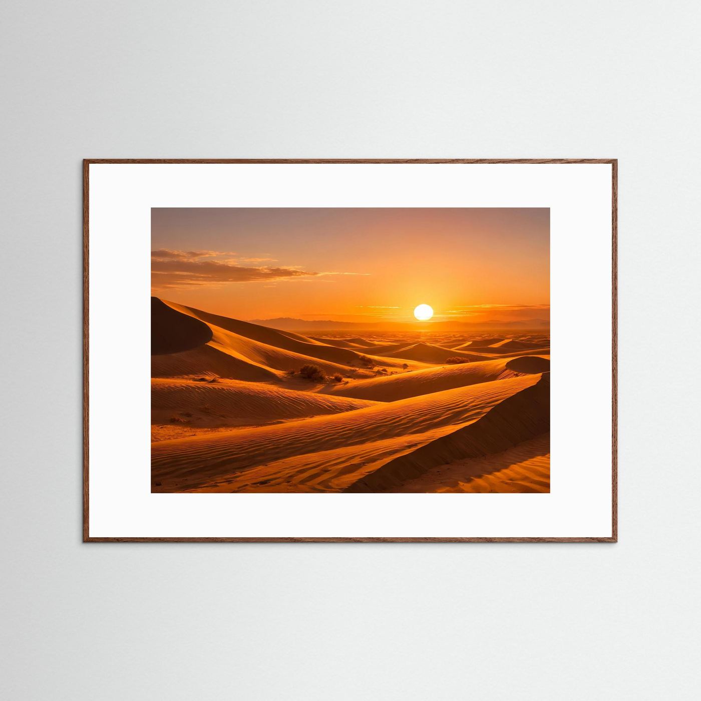 Gerahmtes Panorama-Poster mit weißem Passepartout: Wüstendünen und Sonne am Horizont