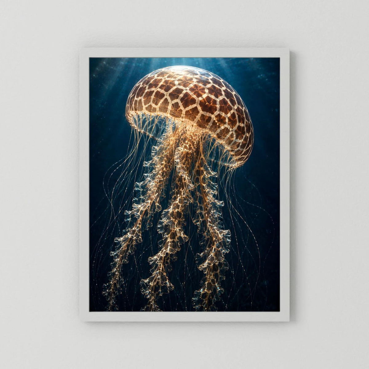 Poster im Hochformat mit leuchtender Qualle, weißer Rand
