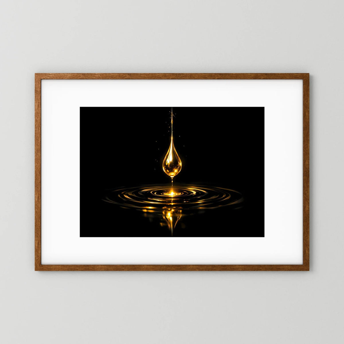 Wandbild im braunen Holzrahmen mit goldener Tropfenspitze und Wasserreflexion