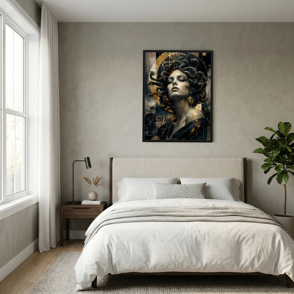 Gerahmtes Hochformat-Poster über dem Bett: Frau mit Schlangenhaar, schwarz und gold