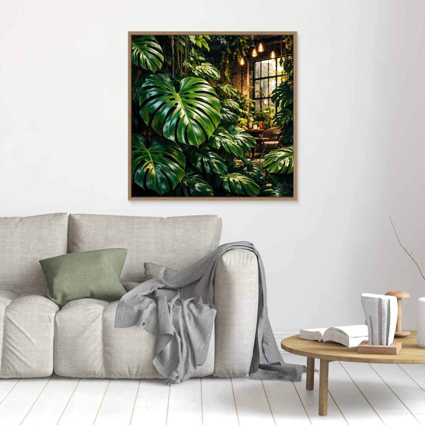 Leinwandbild mit grünen Tropenblättern (Monstera), im hellen Holzrahmen